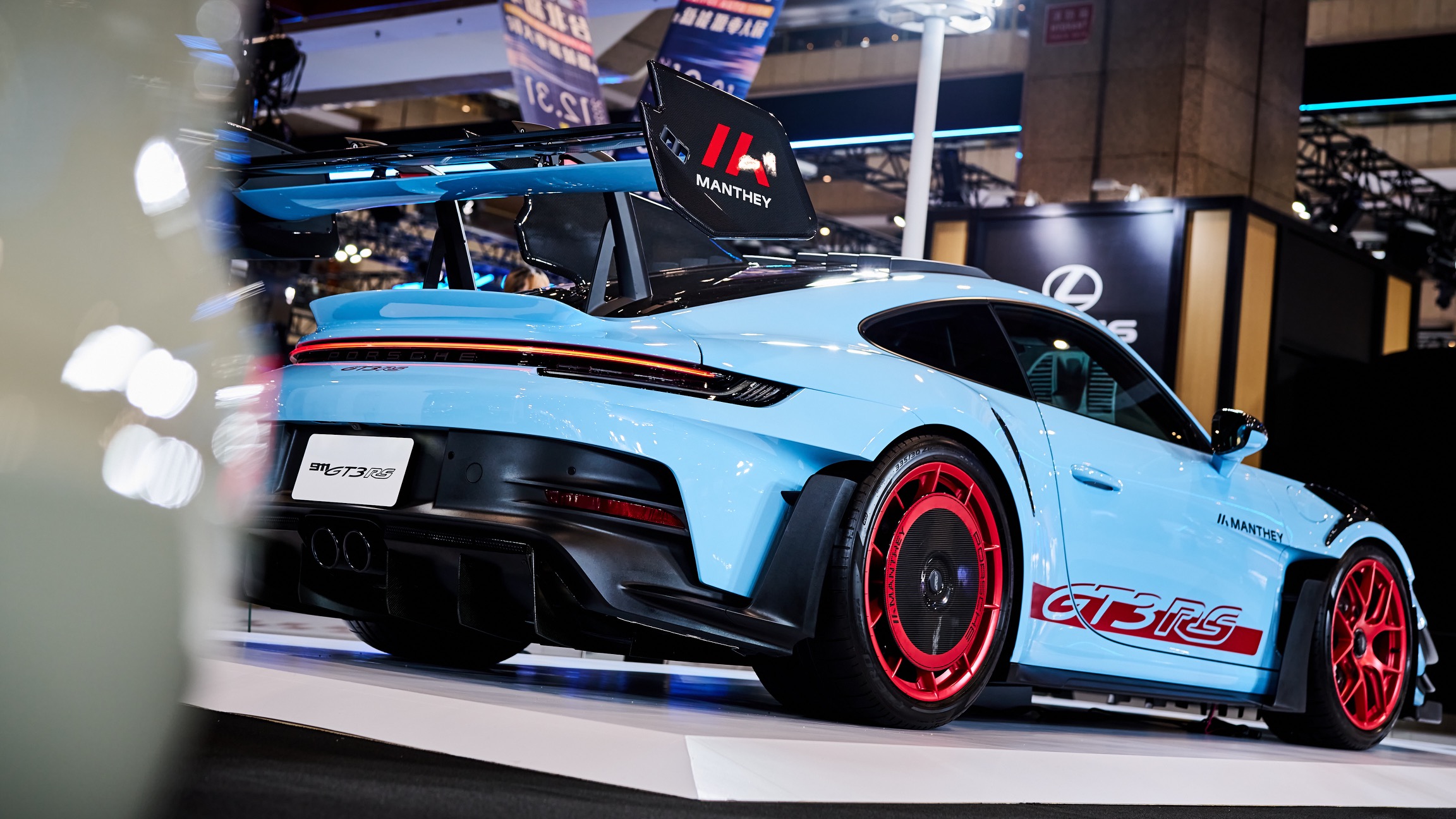 ▲從全車的擾流分流造型、側邊導風散熱設計再到寬大尾翼與後輪輪圈的碳碟造型，Manthey Racing套件無一不是為了壓榨賽道中的每一秒單圈極限。（圖／Derek Chung）