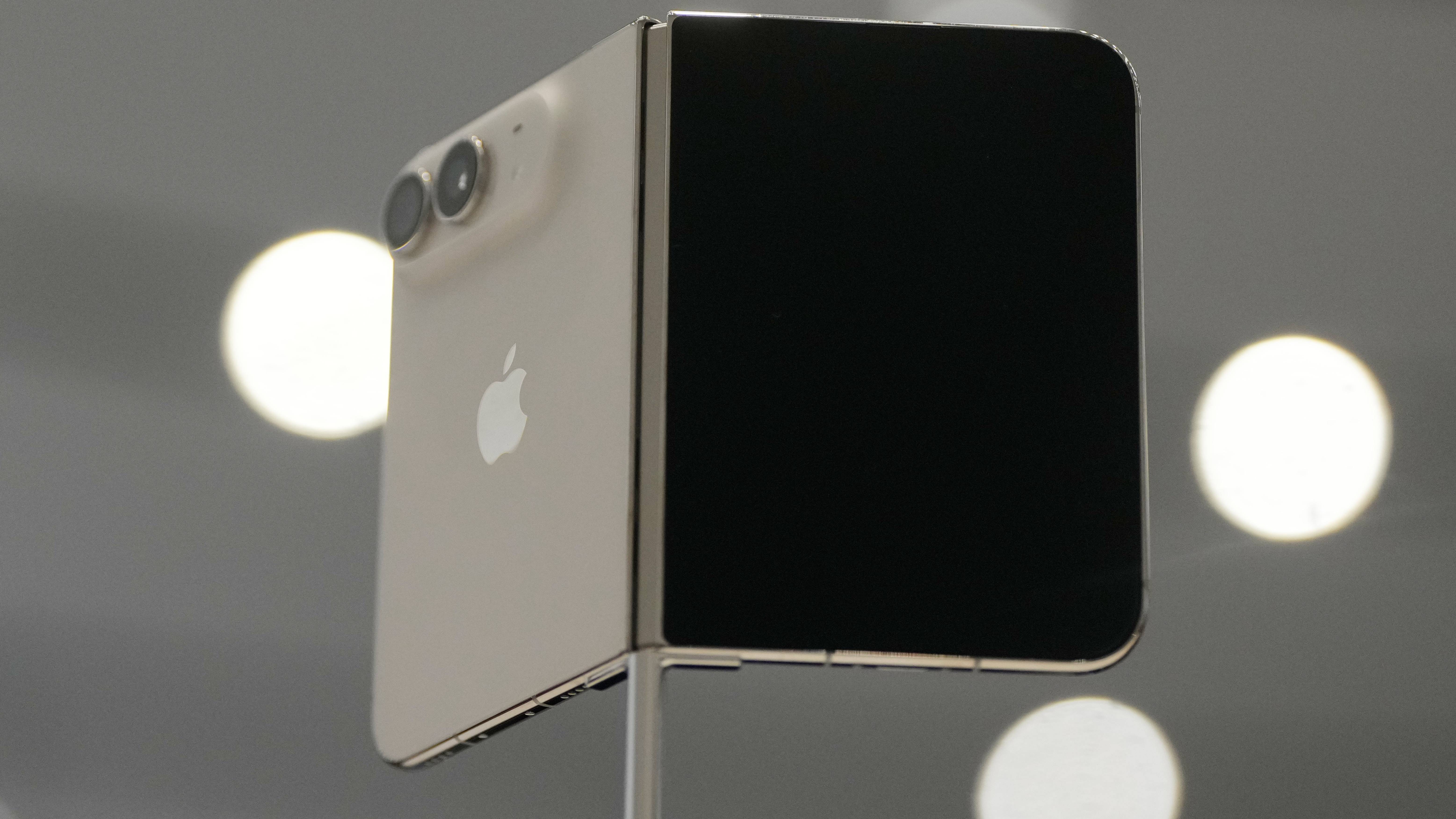 Preorders for Apple's (AAPL) foldable iPhone Duo has sold out nearly immediately on Friday, placing the new device on backorder until early 2027. The 8:30 Hosts Julie Hyman and Jake Conley are joined by Bullseye American Ingenuity Fund portfolio manager Adam Johnson to discuss the consumer demand driving Apple's latest upgrade cycle.