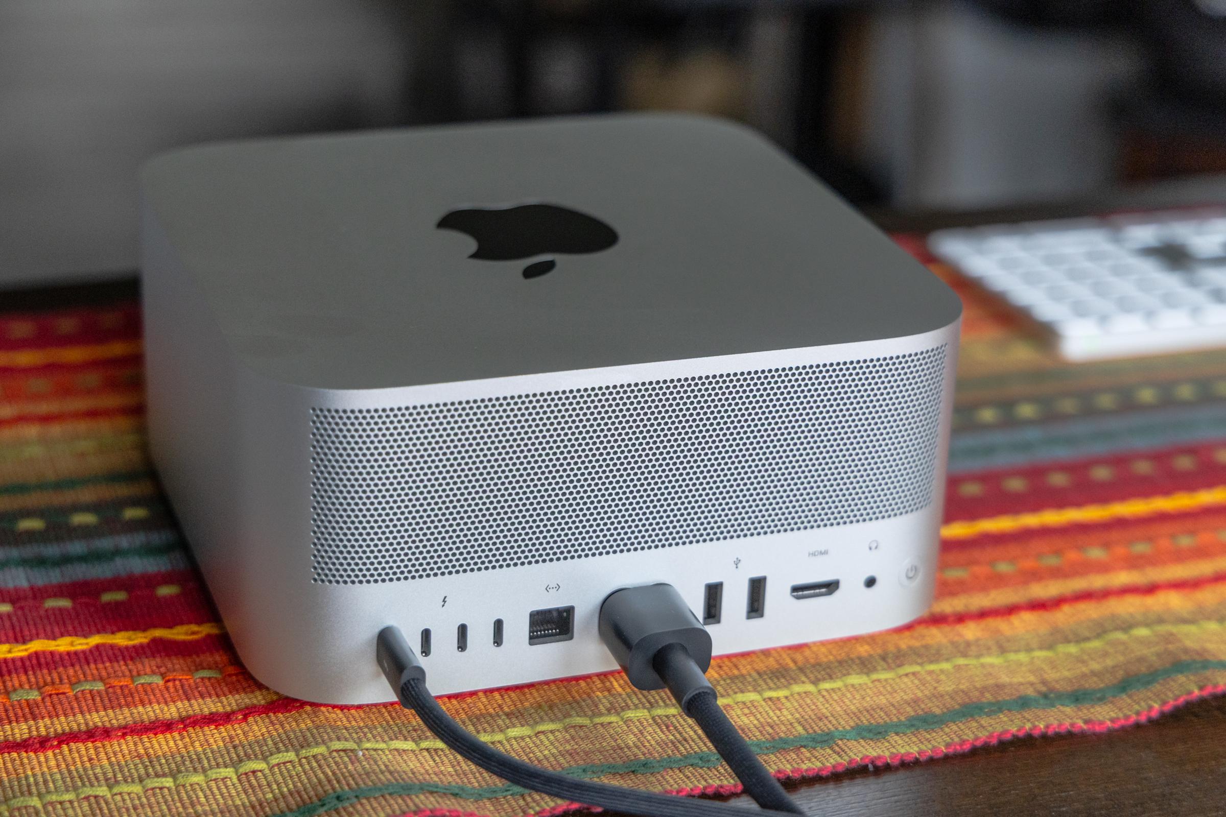 macOS Tahoe 26.2 では、Mac のクラスタを AI スーパーコンピュータに変えることができます