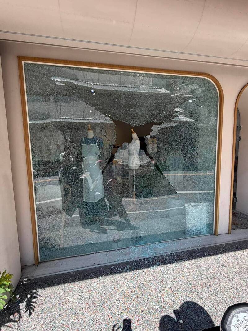 真的「熱到爆」！國境之南太陽火烤 服飾店玻璃展示窗爆裂