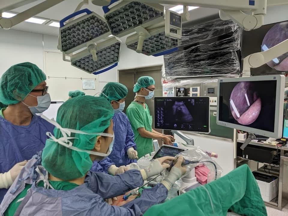 與死神搶人126分鐘 長庚醫師在媽媽肚內替胎兒手術成功