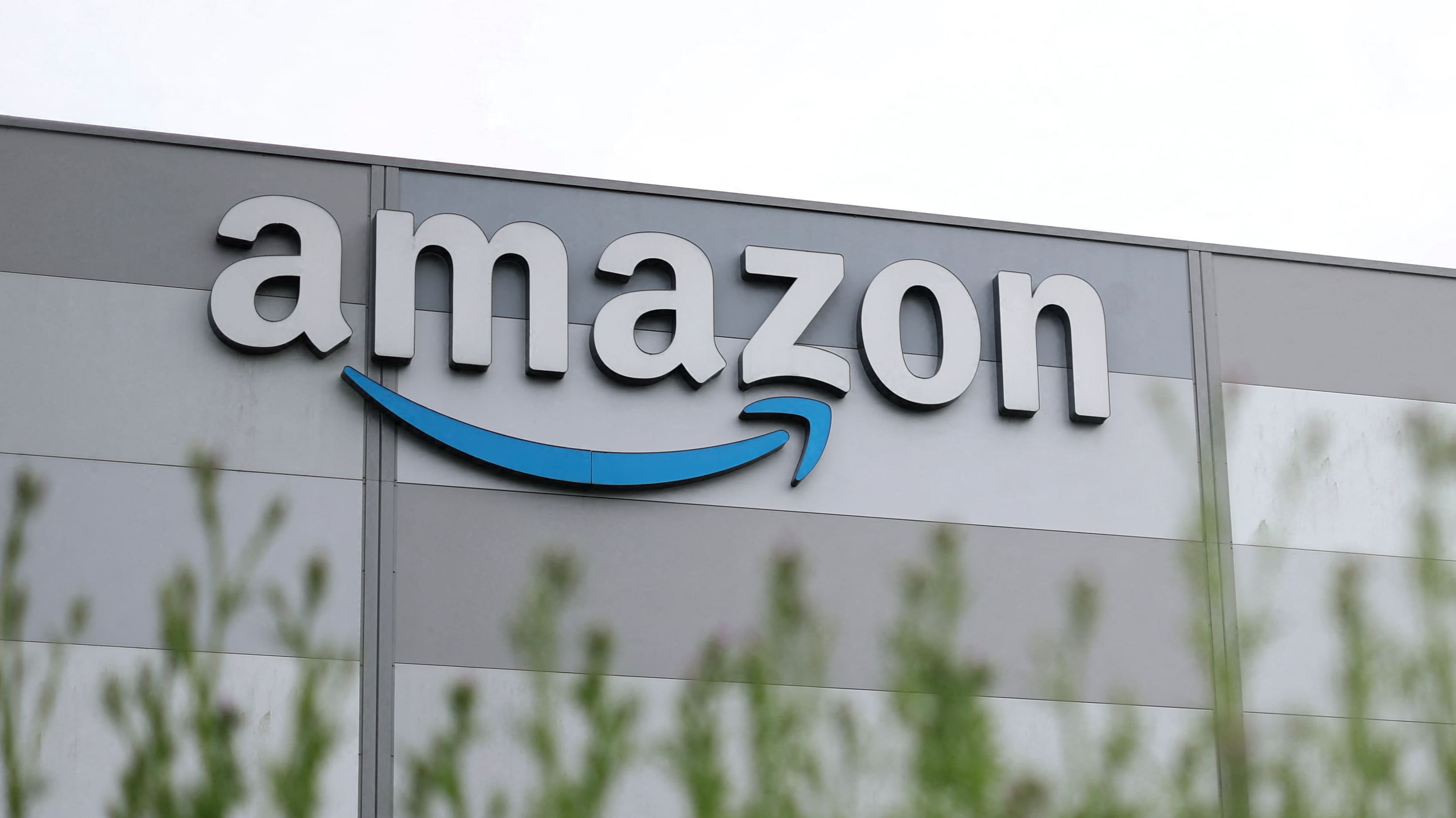 Amazon (AMZN) shares continued to fall in Friday’s premarket trading after the tech giant missed third-quarter revenue and earnings forecasts. The 8:30 hosts Jake Conley and Julie Hyman discuss Amazon’s massive $77 billion in capital expenditures last quarter with Barron’s deputy editor Al Root.