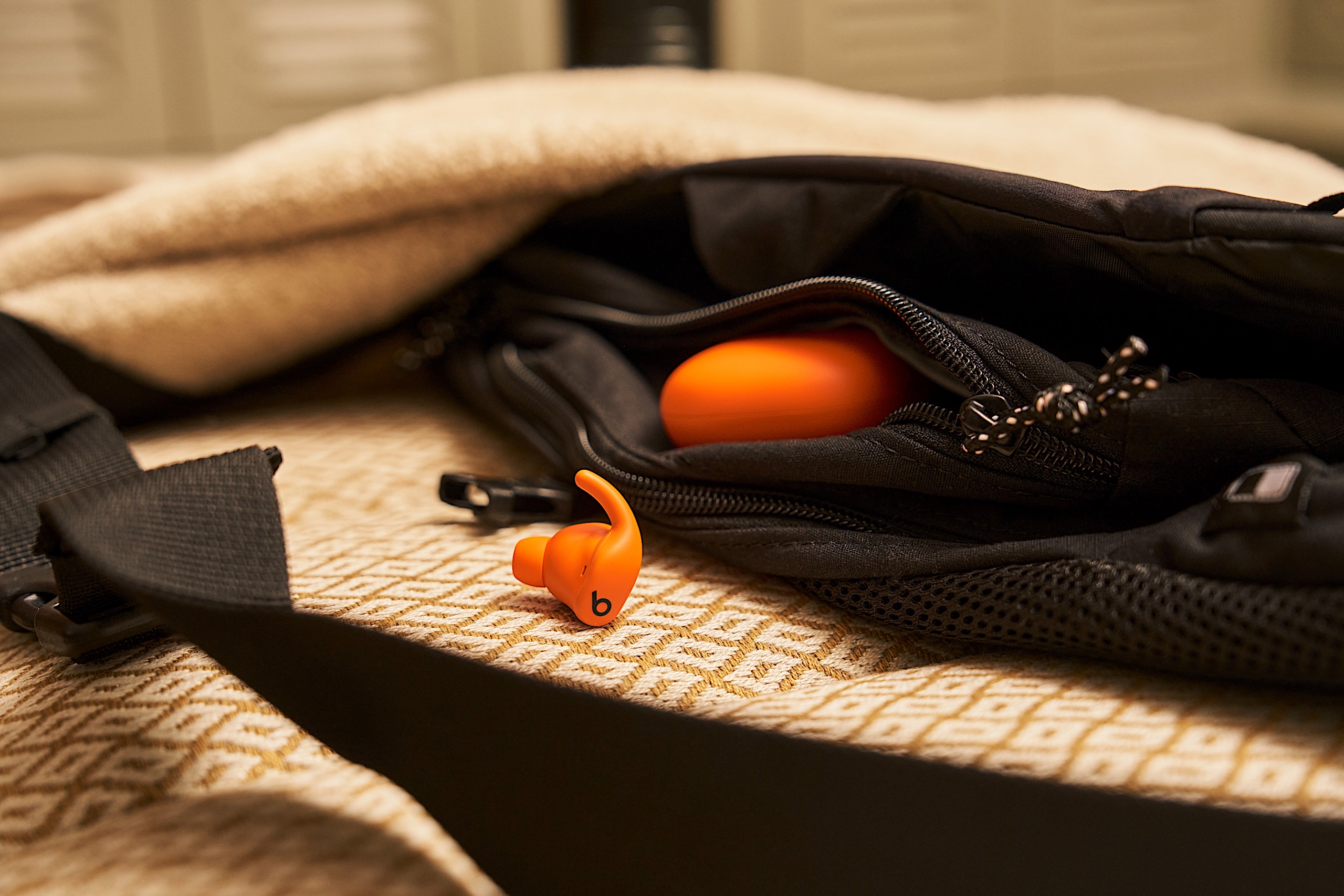 Powerbeats_Fit_-_Lifestyle_Orange_8.jpg