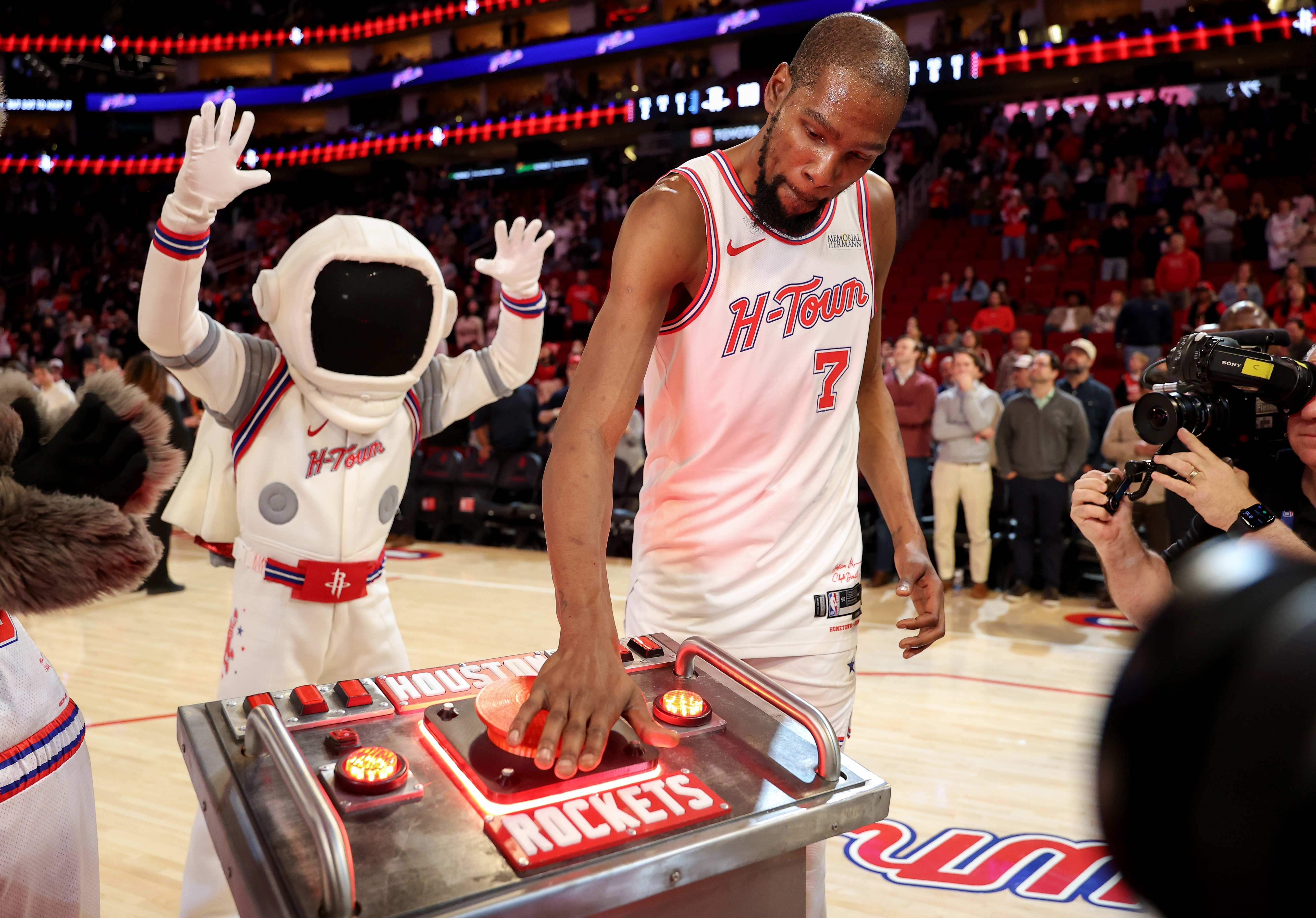 Durant celebrates the victory. (Tim Warner/Getty Images)