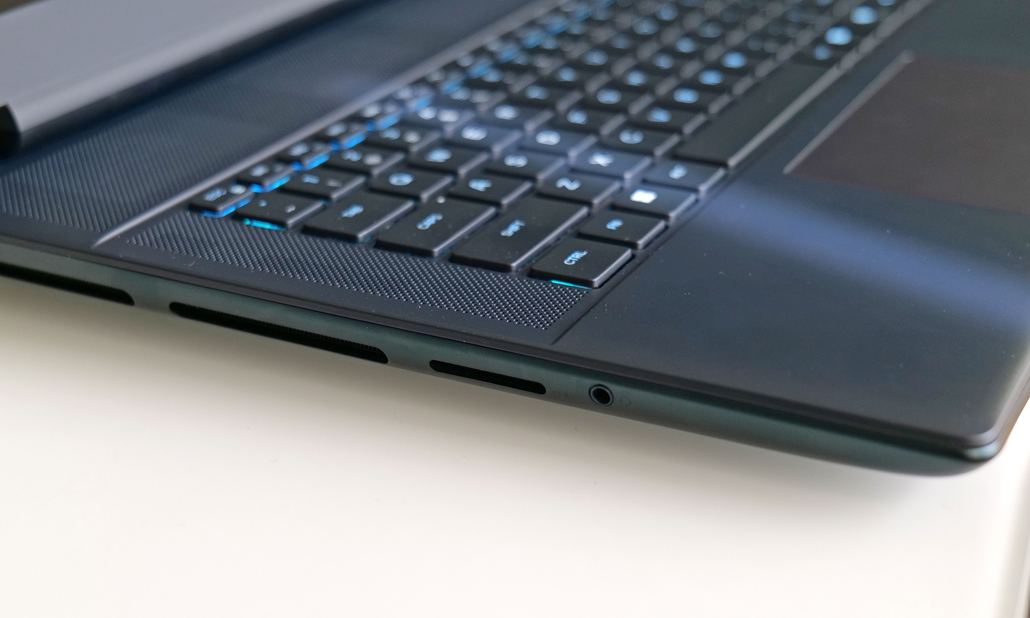 alienware-16-left-side.jpg