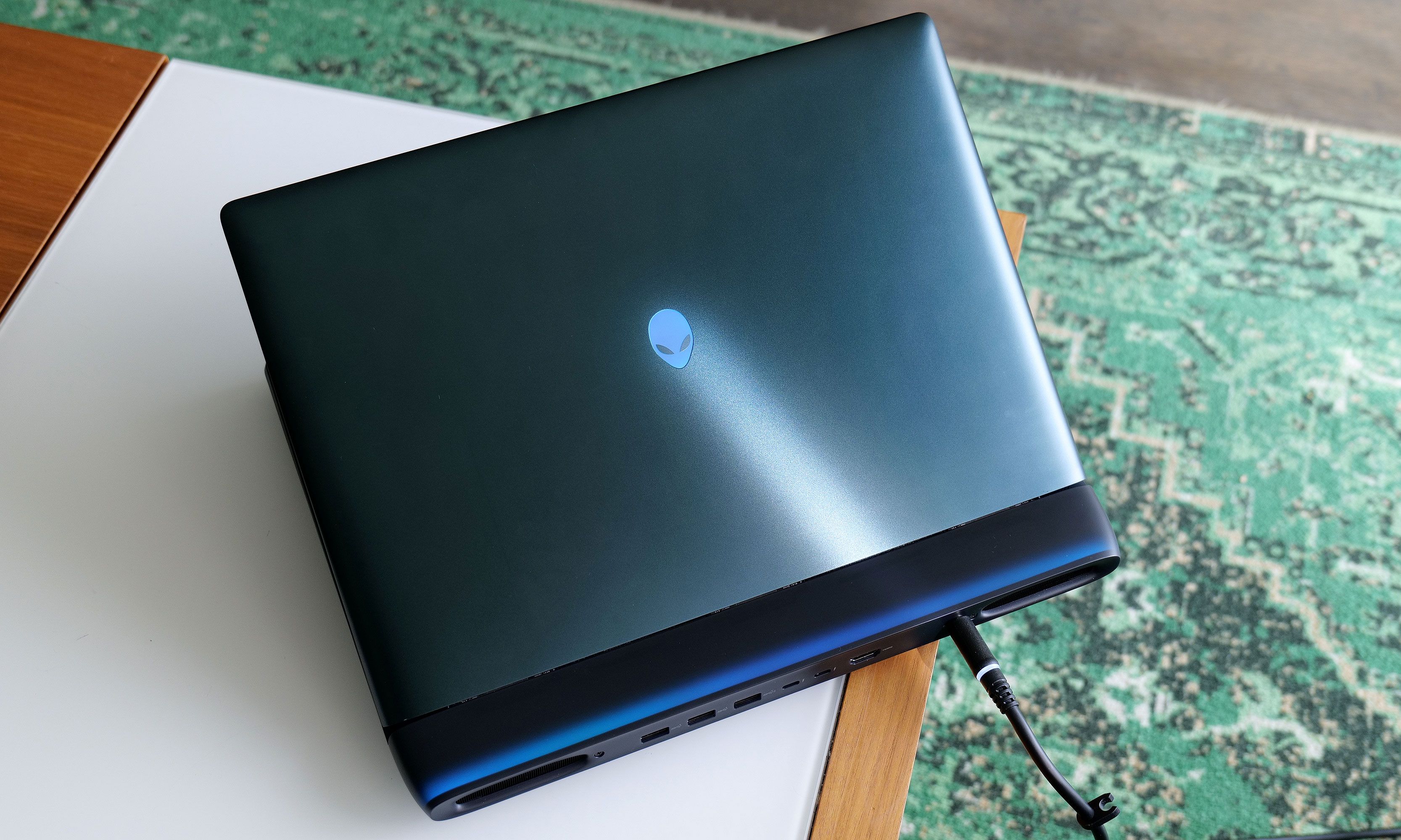 alienware-16-lid.jpg