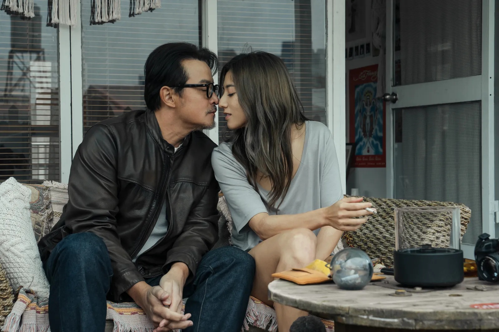 『親密之海』で李銘順演じる男性と瑞瑪席丹演じる女性が、ソファに座って顔を近づける場面