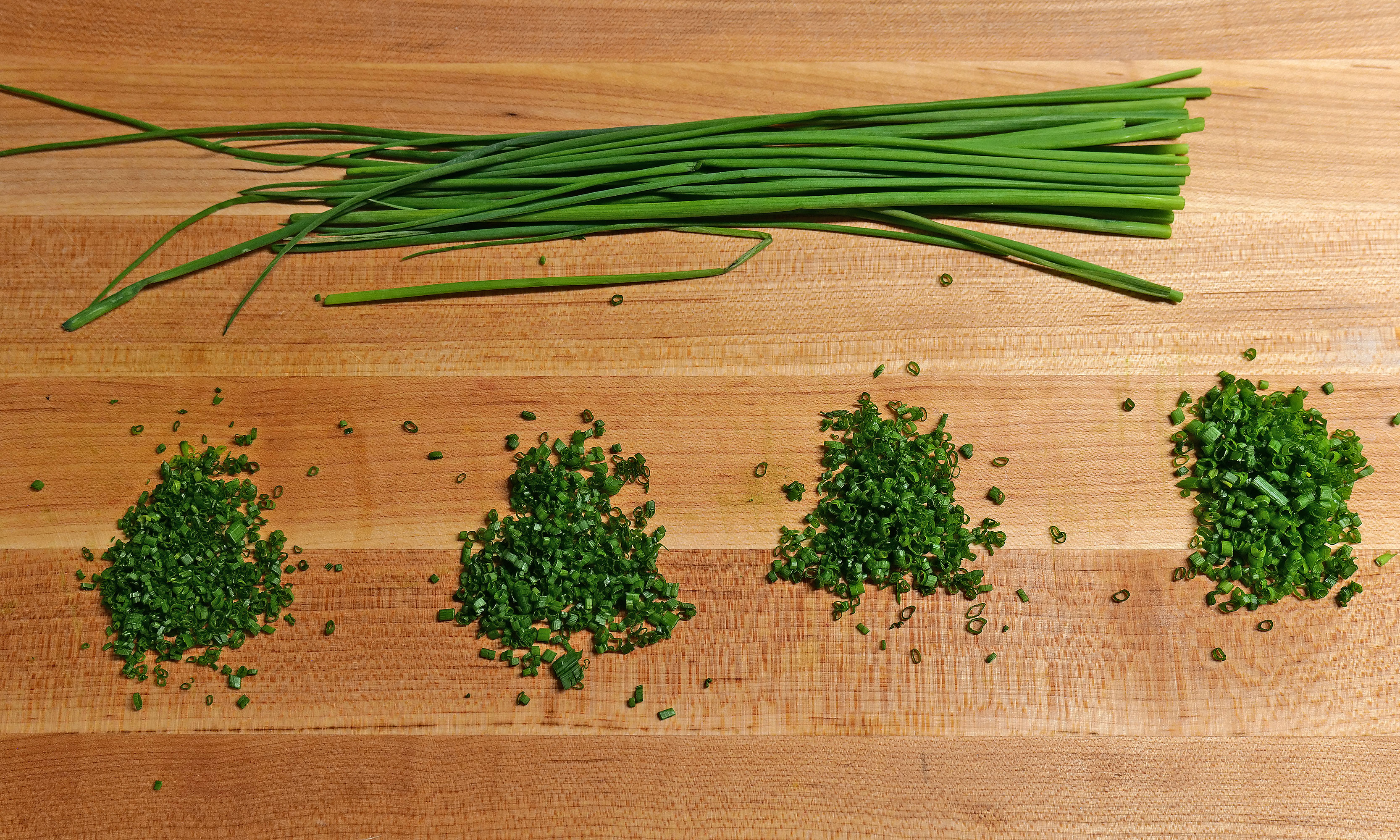 It might be hard to tell, but I was able to cut chives a little finer and more neatly with the C-200 (left) than with my other knives. 