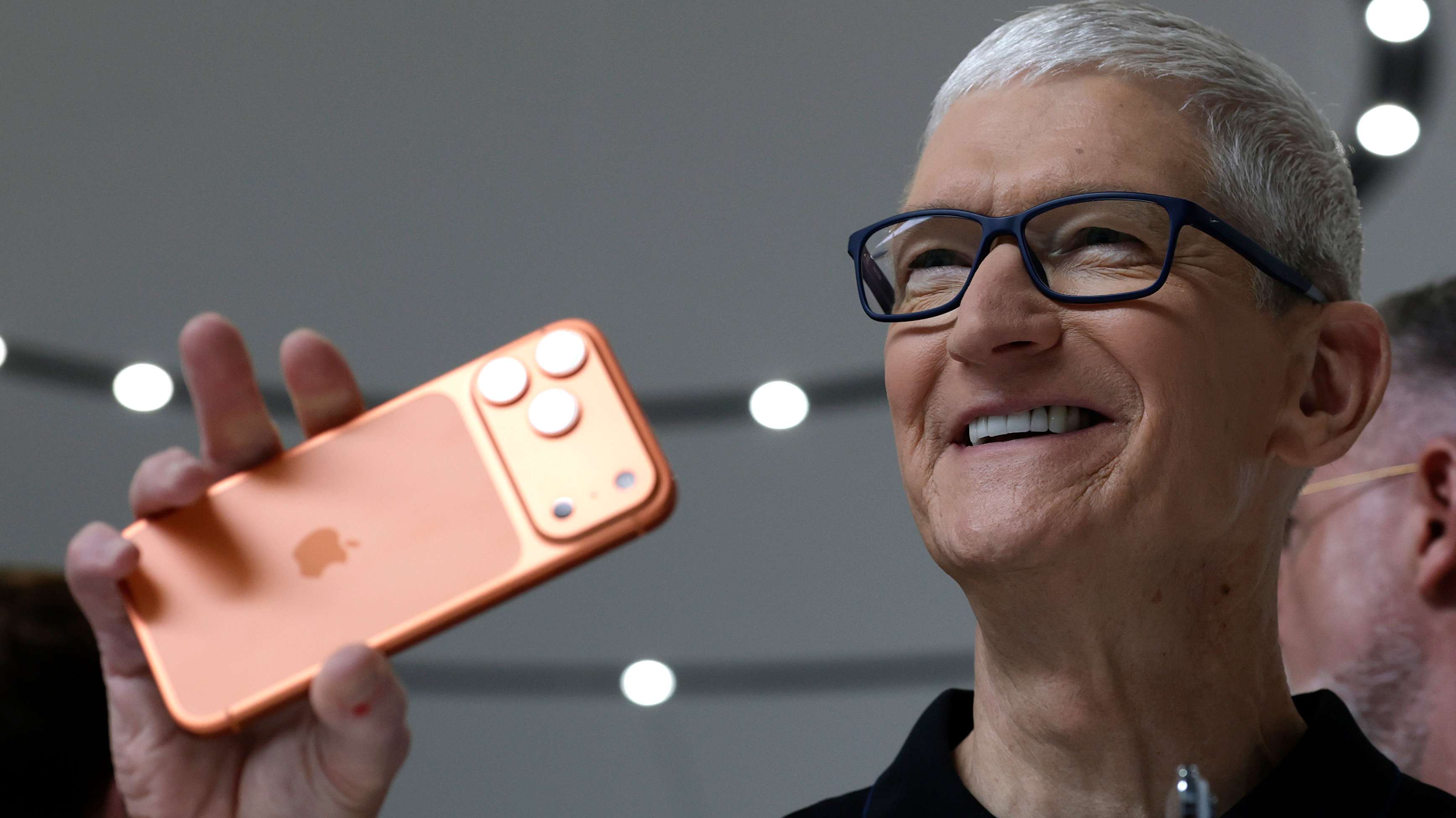 Tim Cook to Step Down as Apple CEO