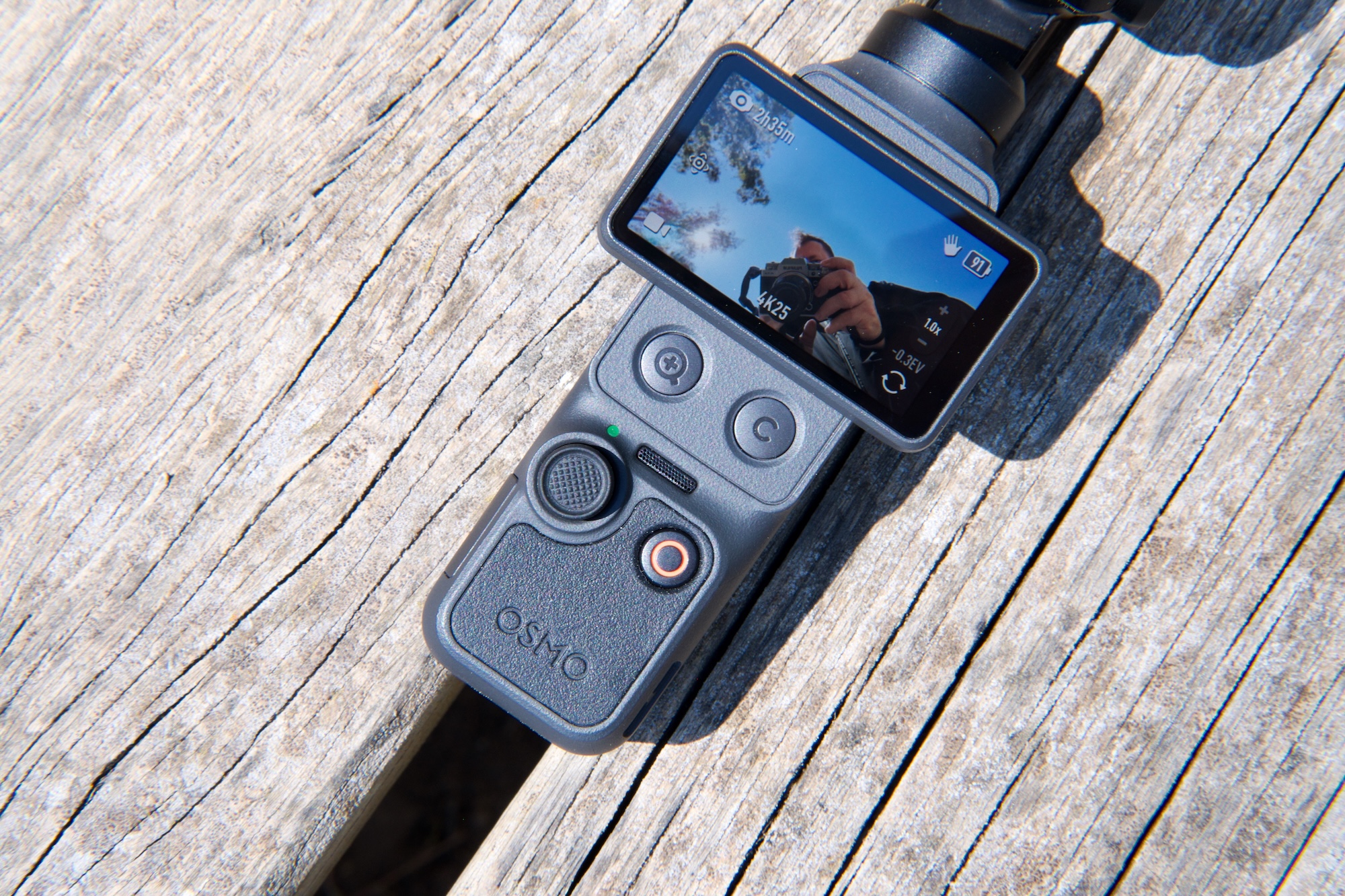 The button layout on the Osmo Pocket 4