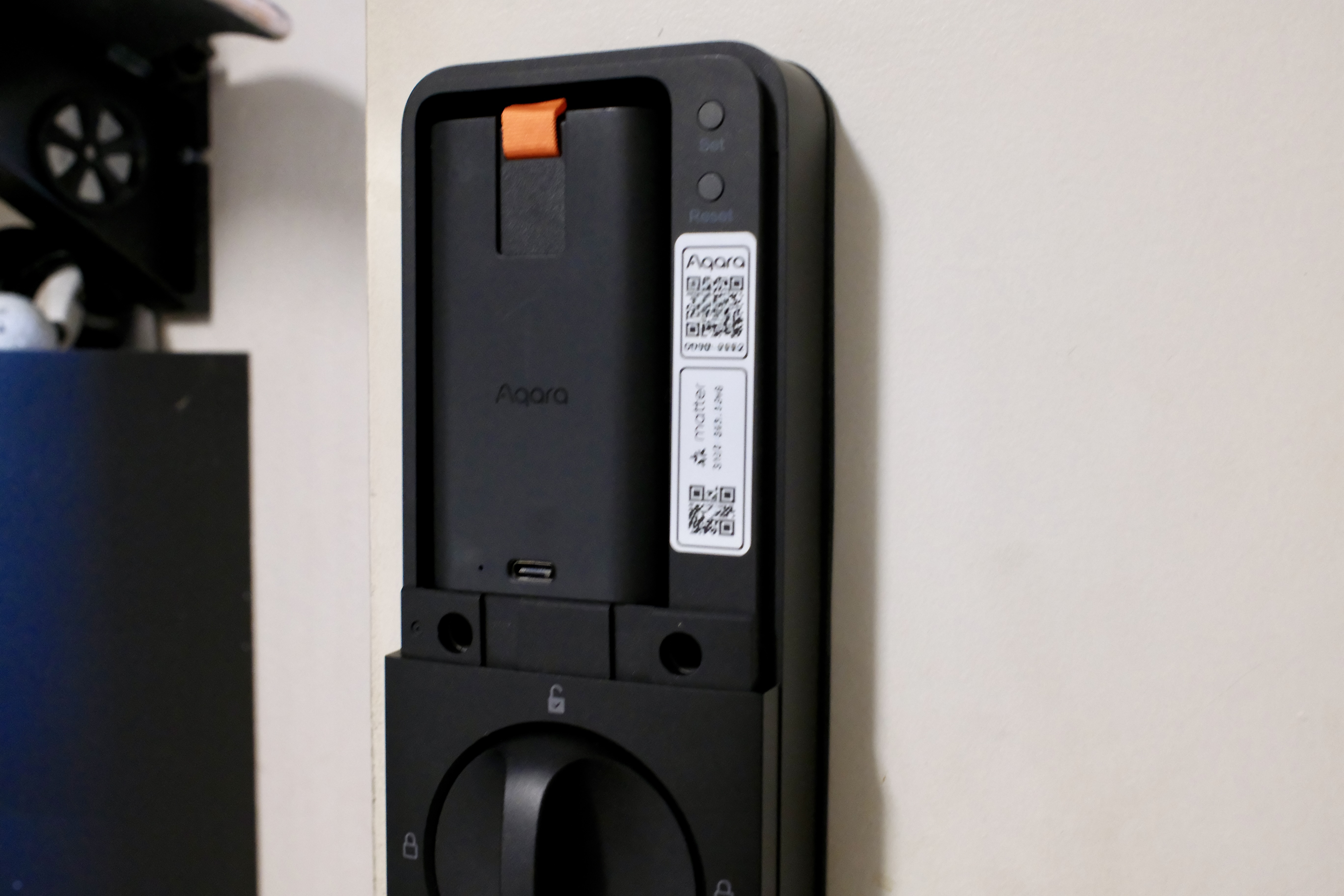 The battery inside the U400 smart lock