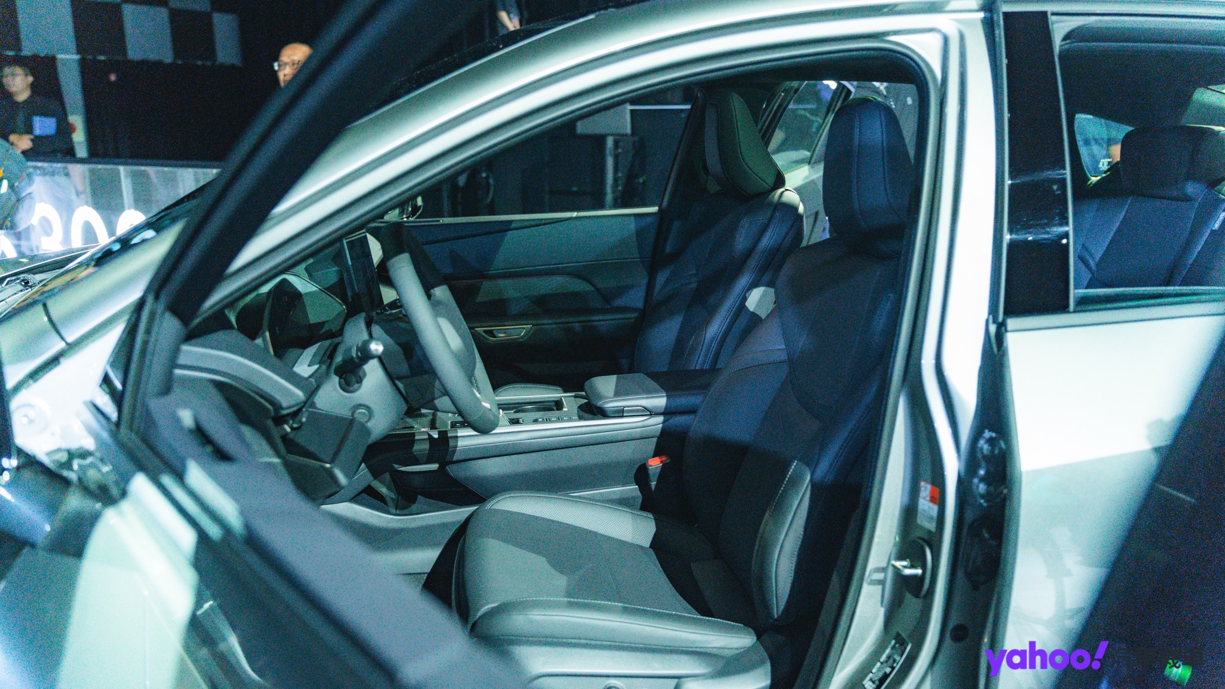 ▲全車系標配雙前座8向電動調整，並且在ES 500e AWD旗艦版採用Semi-Aniline頂級真皮座椅。（圖／Jason Chen）