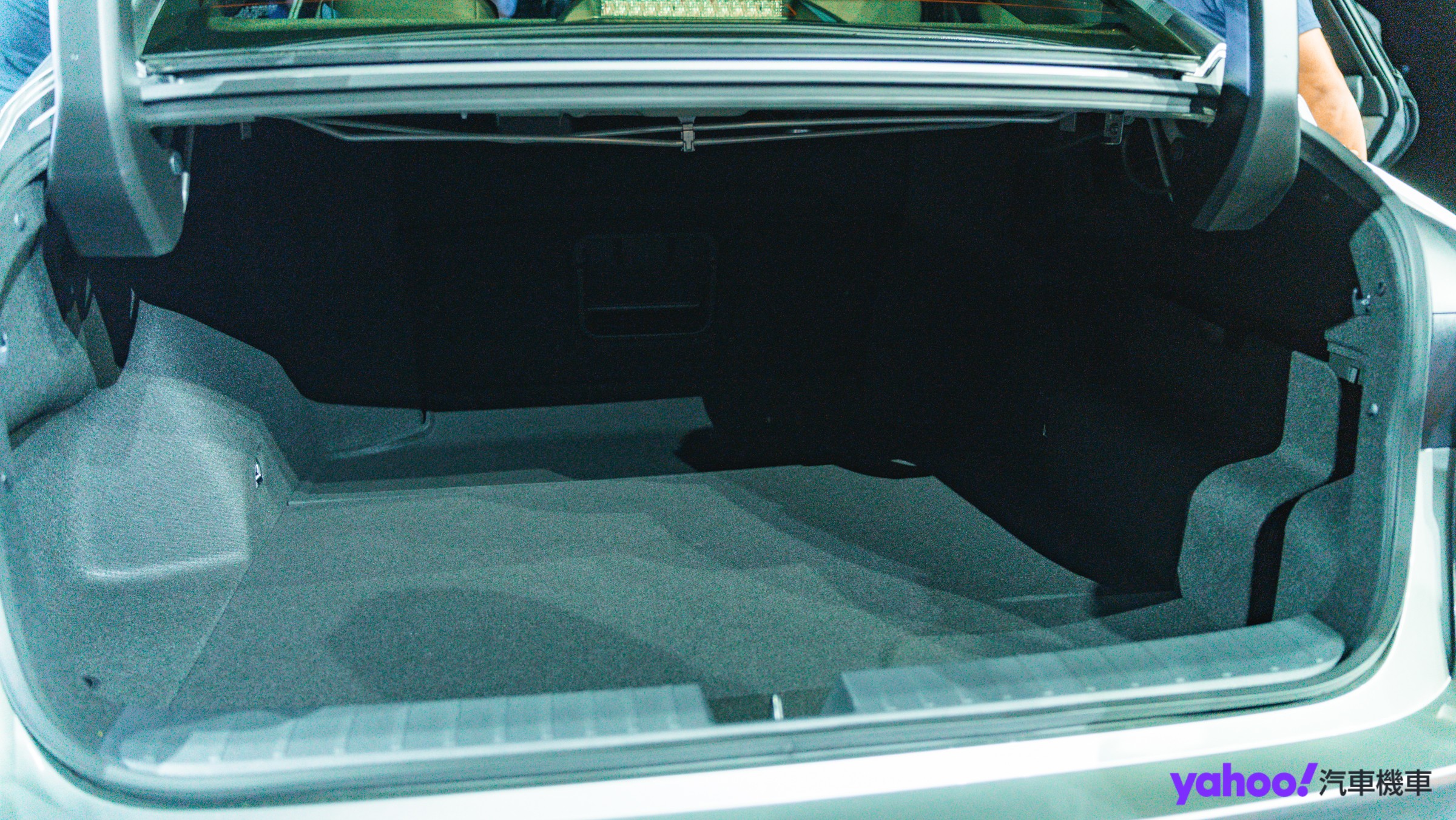 ▲行李廂空間油電車型提供493公升容積、純電車型為517公升。（圖／Jason Chen）