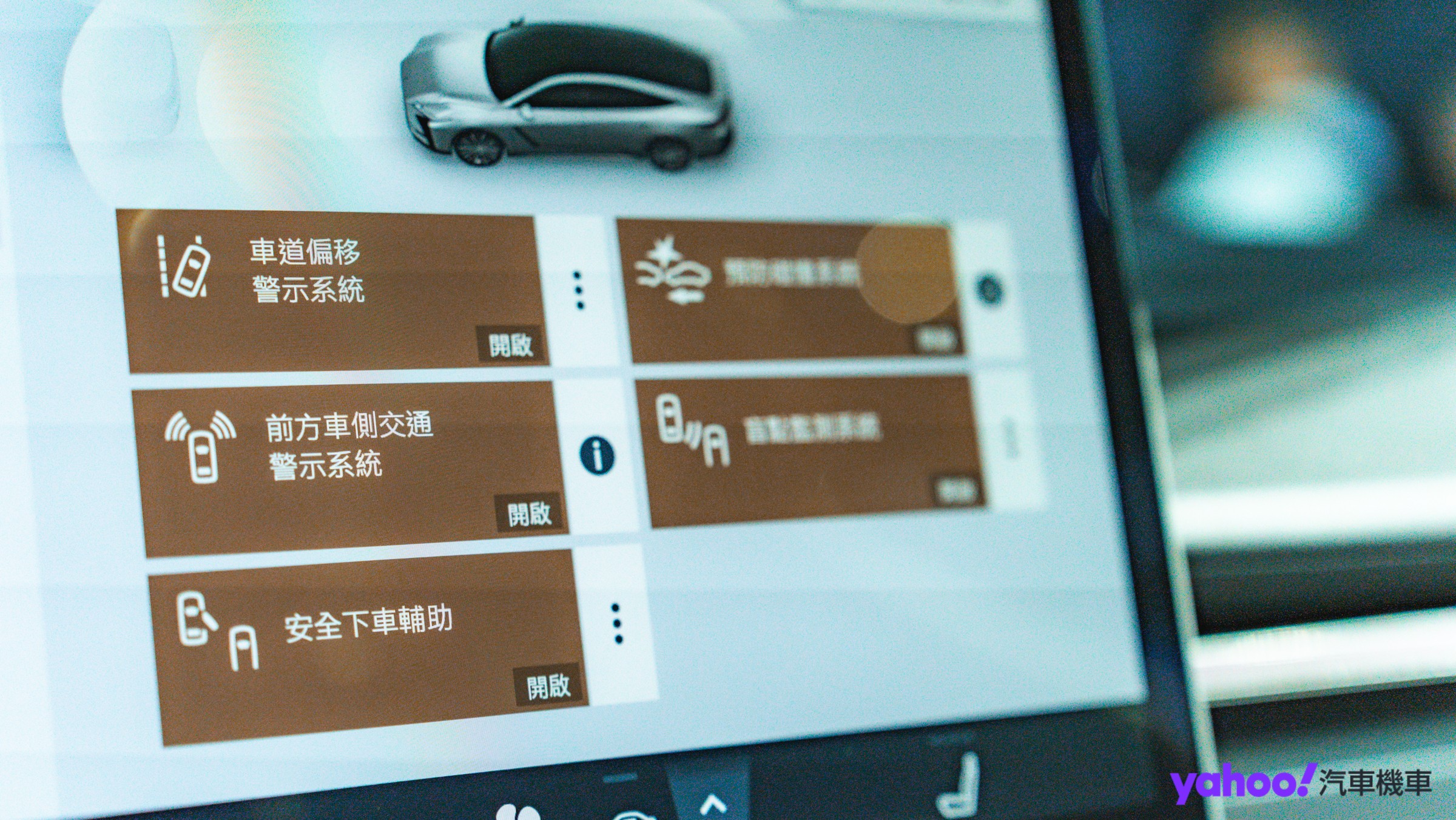 ▲ES全車系標配LSS+4.0駕駛輔助系統，並且在部分車型追加環景和自動停車輔助。（圖／Jason Chen）