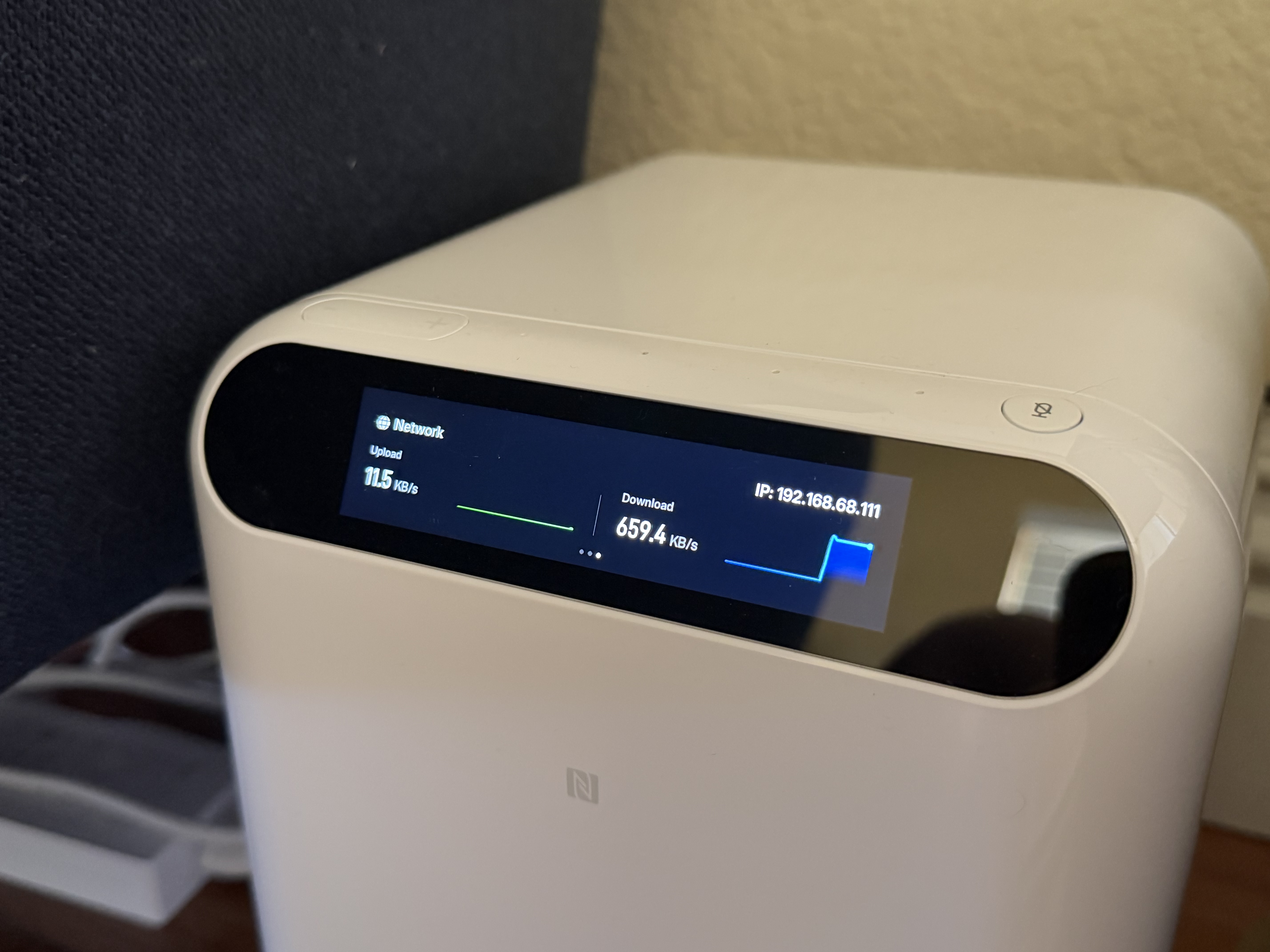 Ugreen HA100 showing network speeds on its front screen
