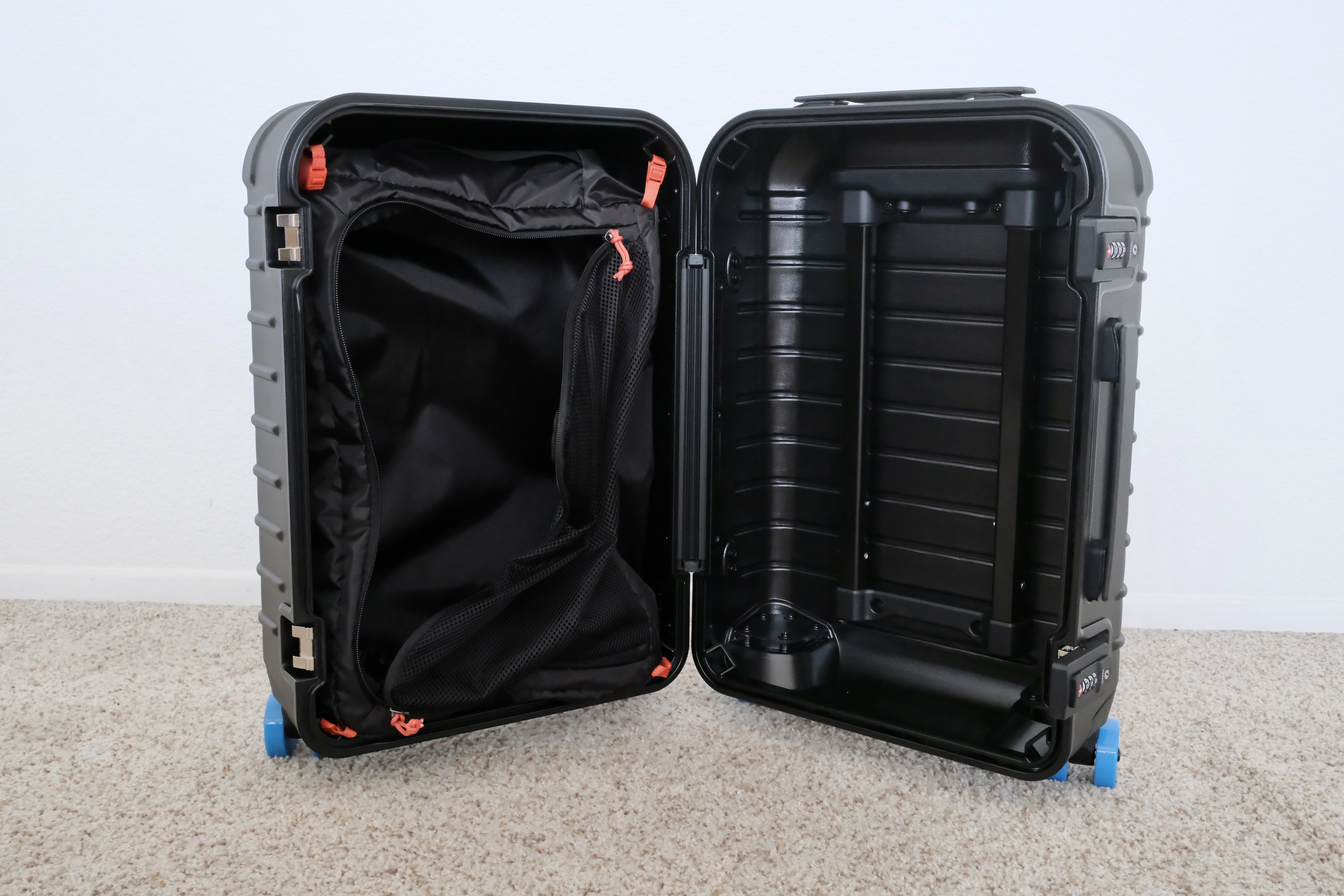 The Coraza comes with two identical packing cube liners