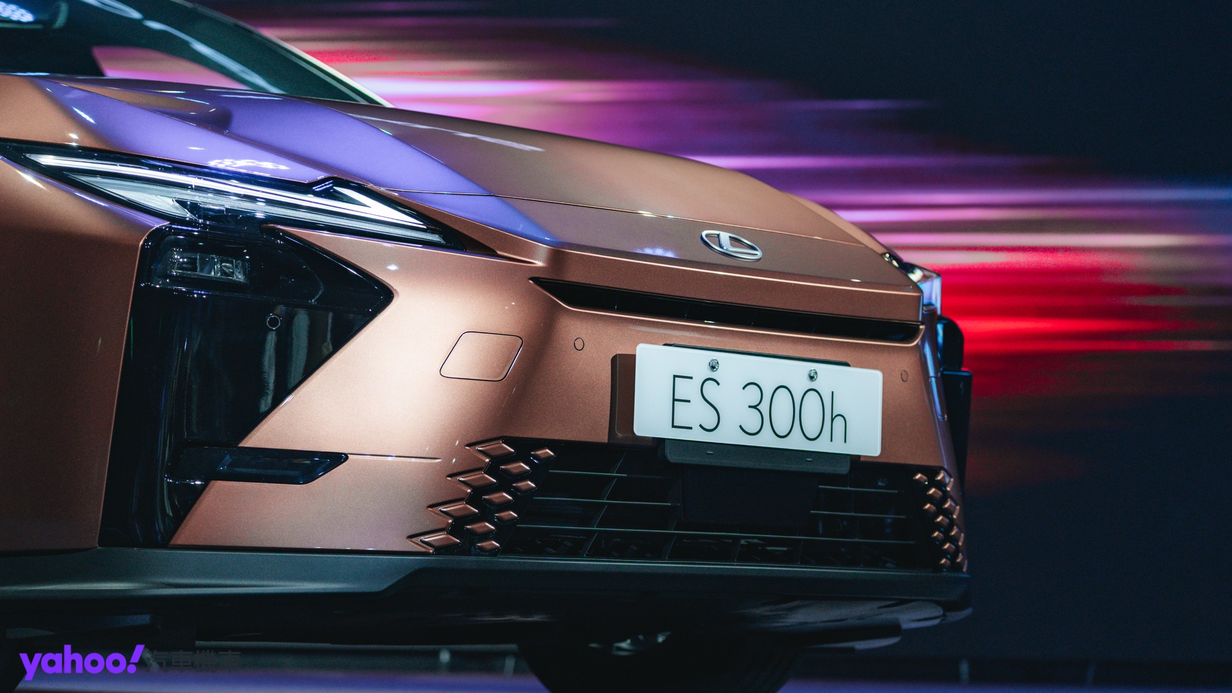 ▲ES車系採用更誇張前衛的視覺設計，並且可見到油電車型專屬的散熱開孔。（圖／Jason Chen）