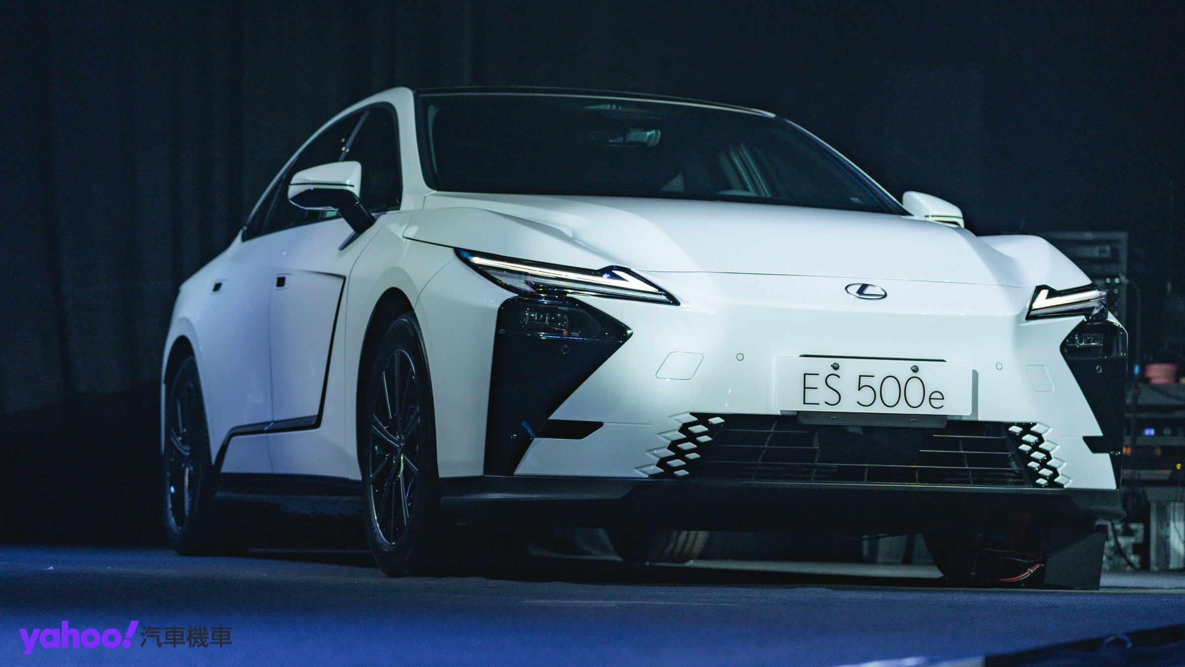 ▲全新第八代ES車系正式發表，較預售價調降三至五萬，四車型建議售價自177萬起。（圖／Jason Chen）