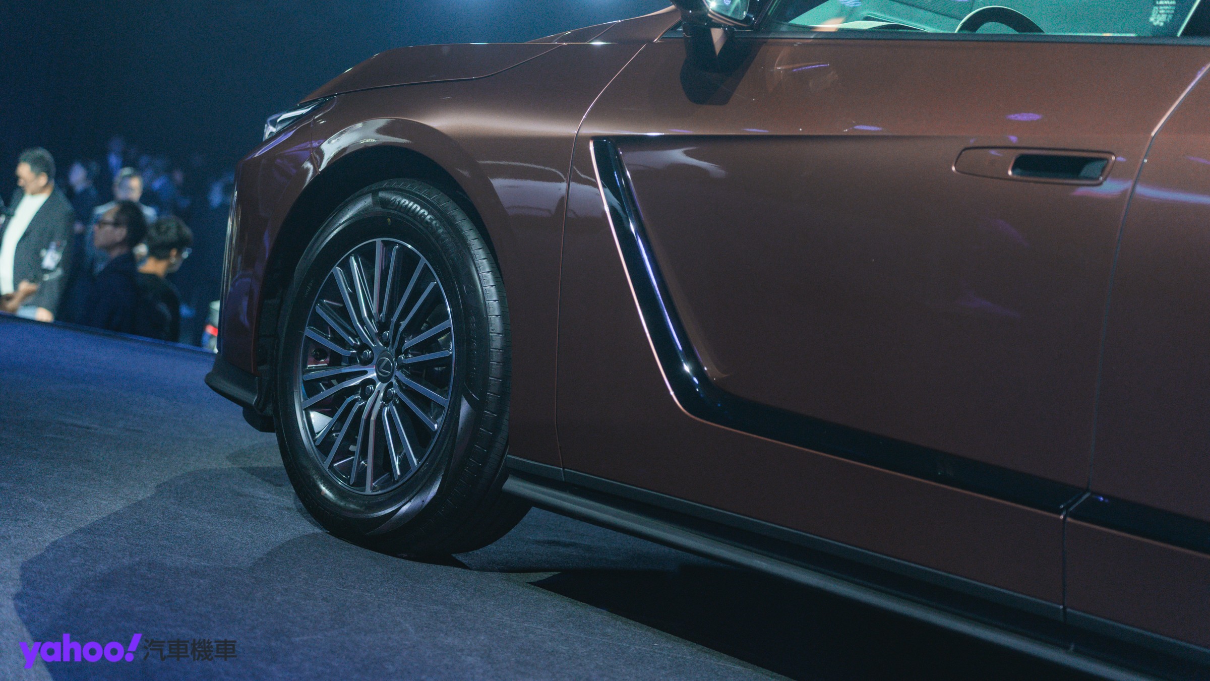 ▲ES車系依據車型配置18吋至21吋不等的輪圈式樣，並可見到車側帶有鏡面烤漆的車體線條。（圖／Jason Chen）