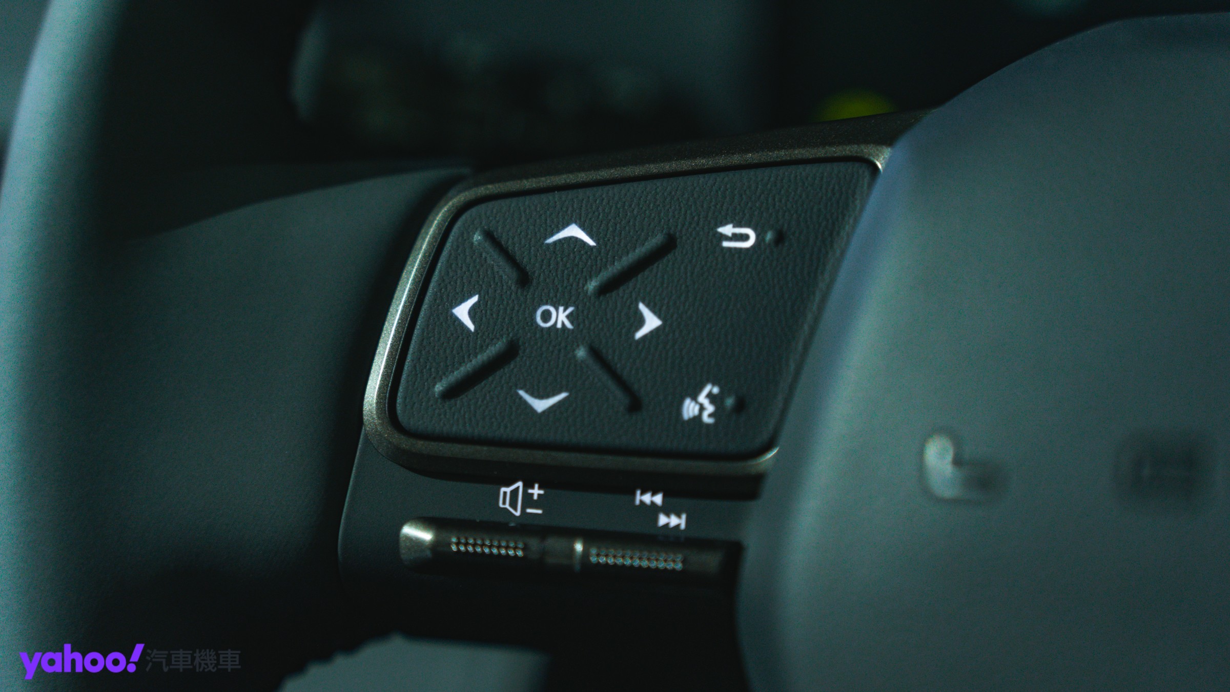 ▲多功能方向盤採用Hidden Switch感應式隱藏按鈕，手部接近時才會自動亮起。（圖／Jason Chen）