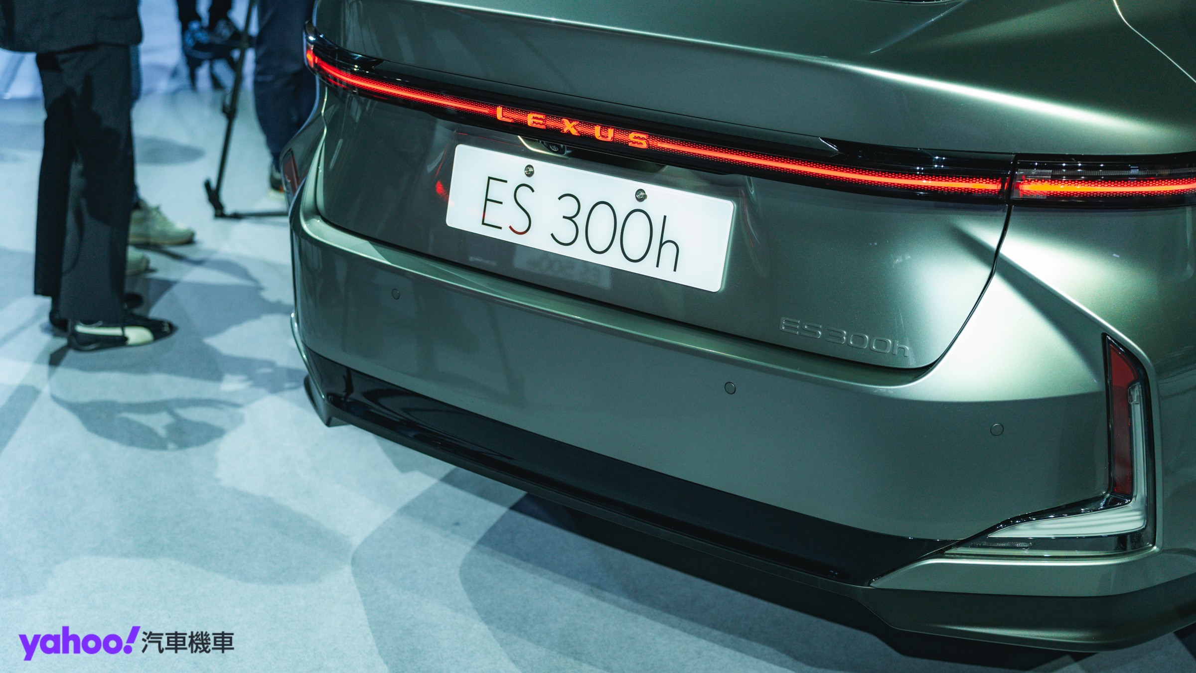 ▲車尾則以細長的貫穿式LED尾燈加上LEXUS字樣收尾。（圖／Jason Chen）