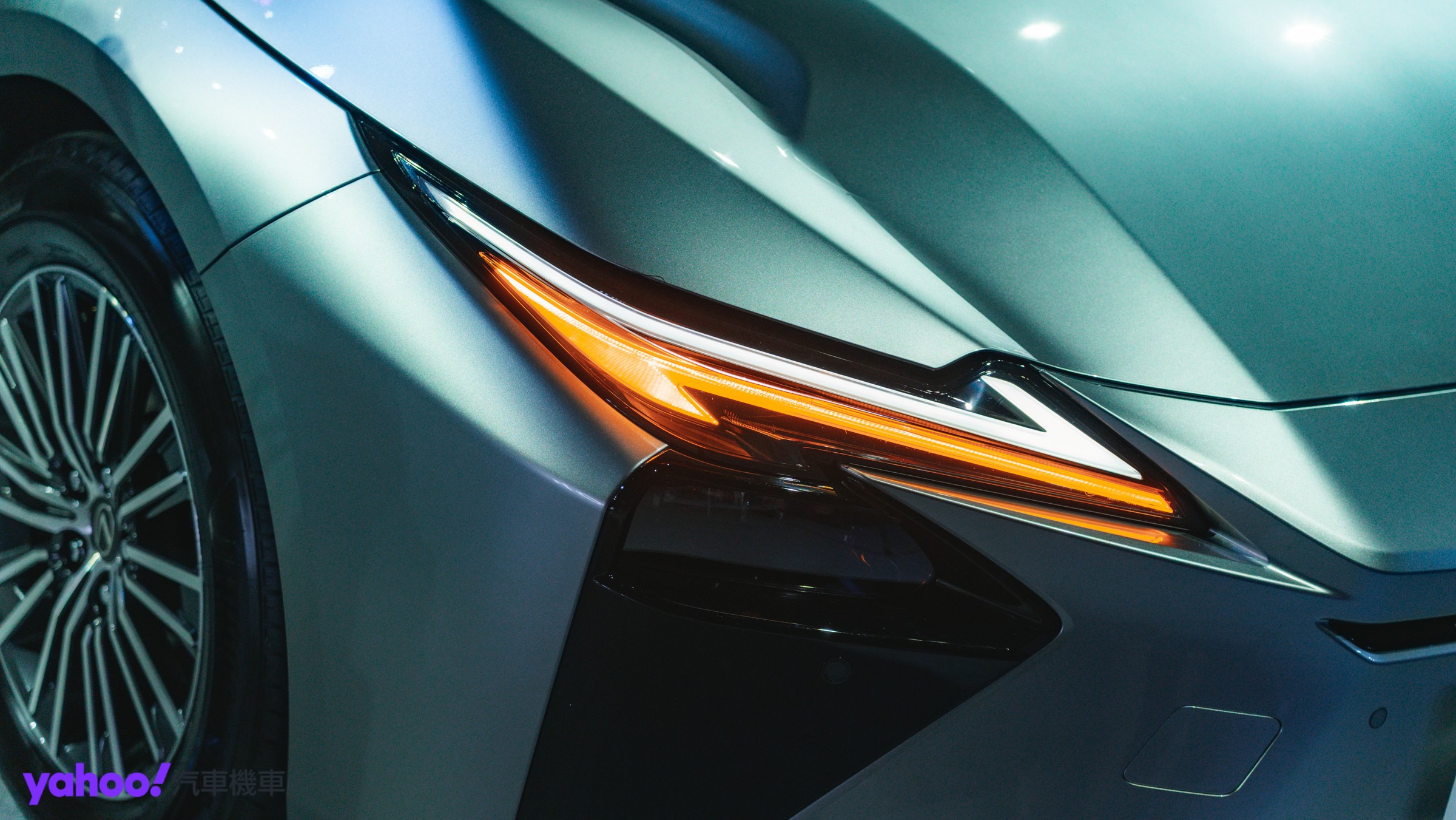 ▲車頭採用雙箭型LED頭燈設計，上層為方向燈與日行燈，下層則是負責主要照明的遠近頭燈。（圖／Jason Chen）