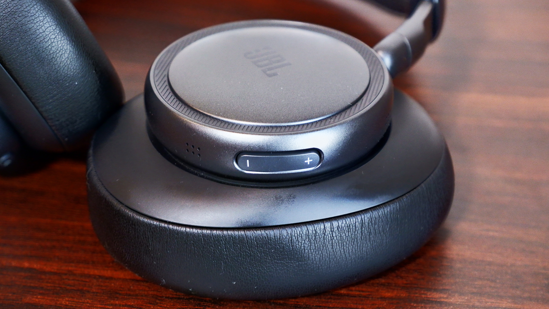 The volume rocker on the JBL Live 780NC