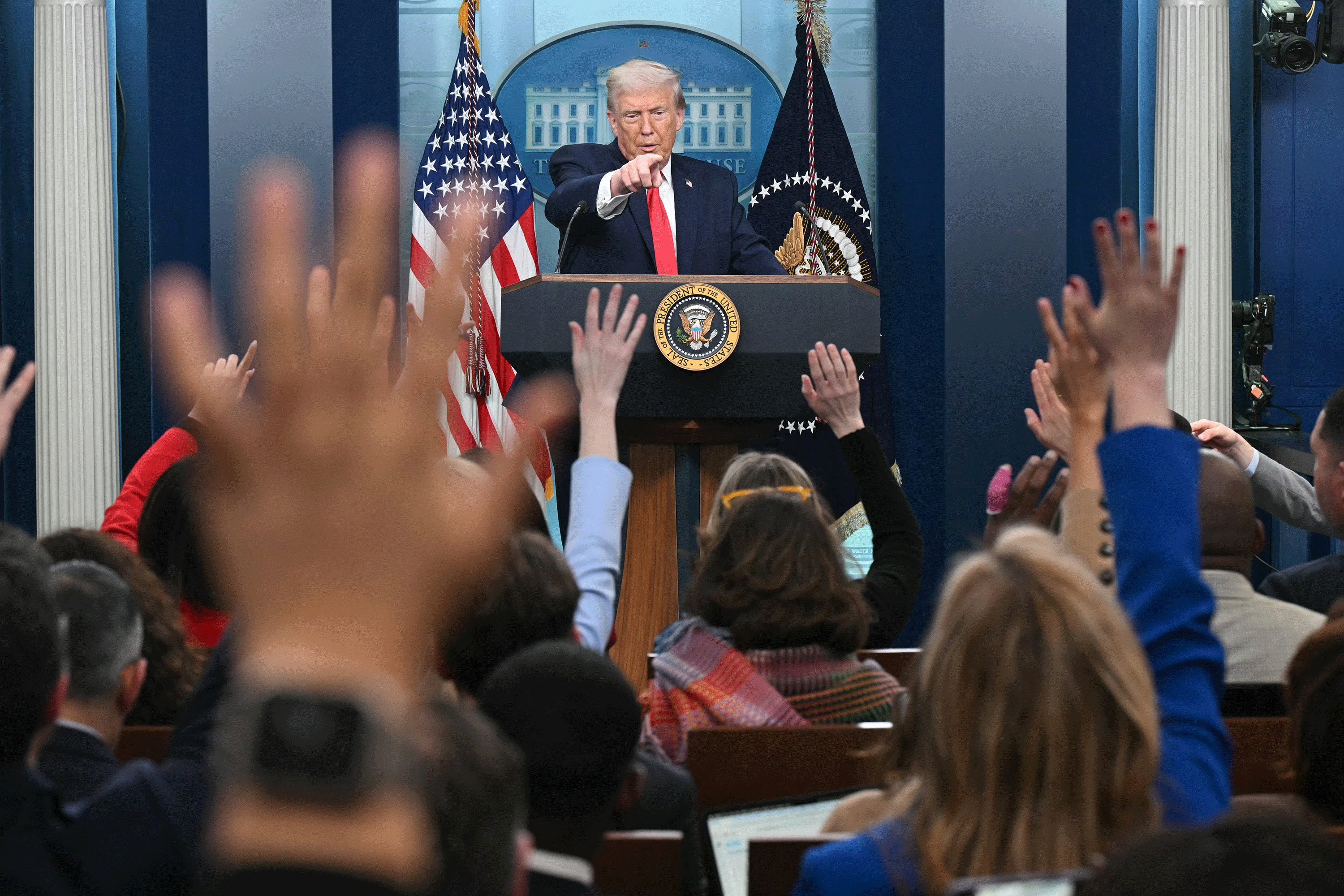 Major TV networks suspend White House pool coverage of Trump in response to his networks ban