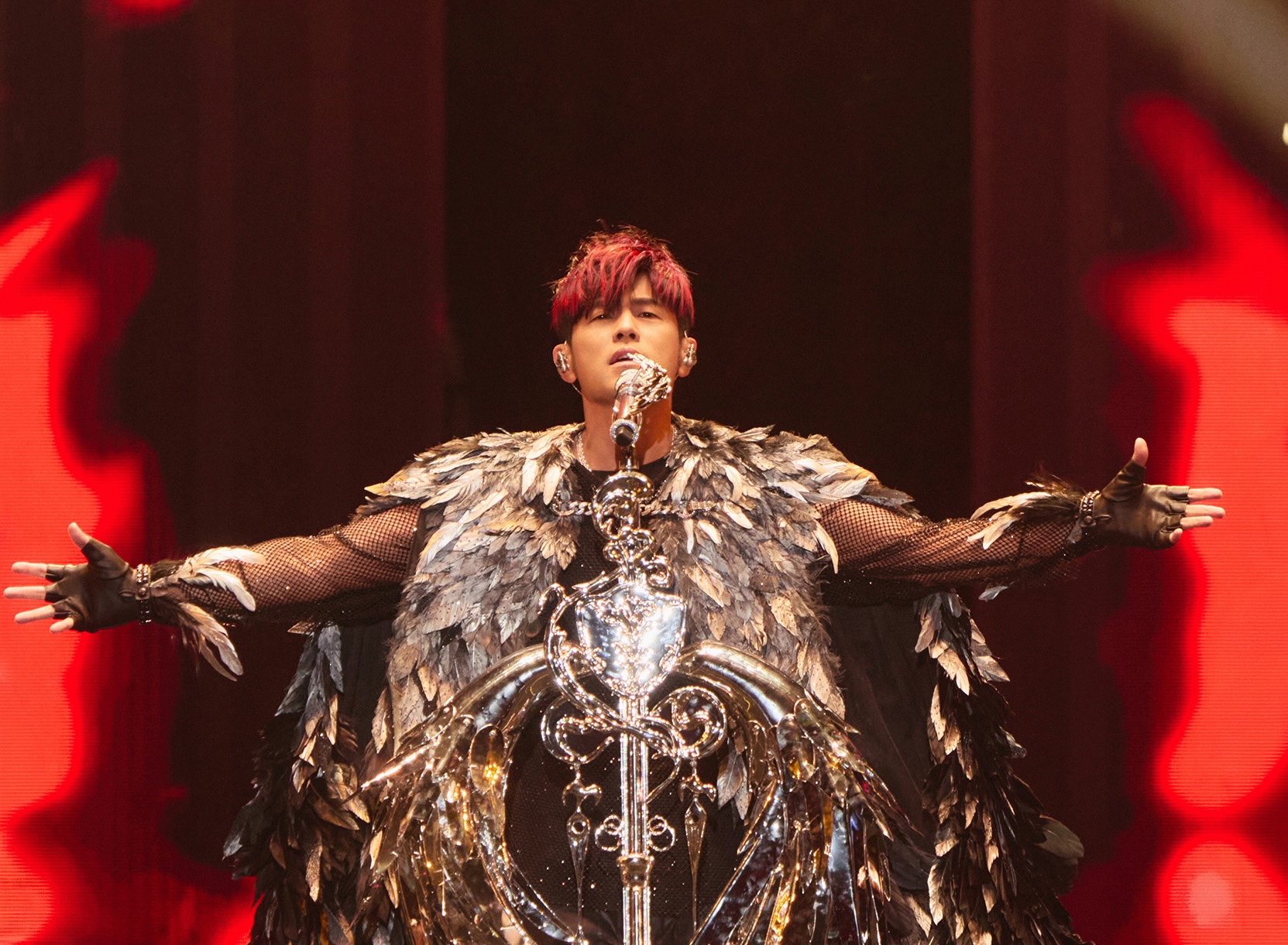 周杰倫杭州開唱「14公尺巨型機甲」震撼全場 豪砸5億打造冰封世界