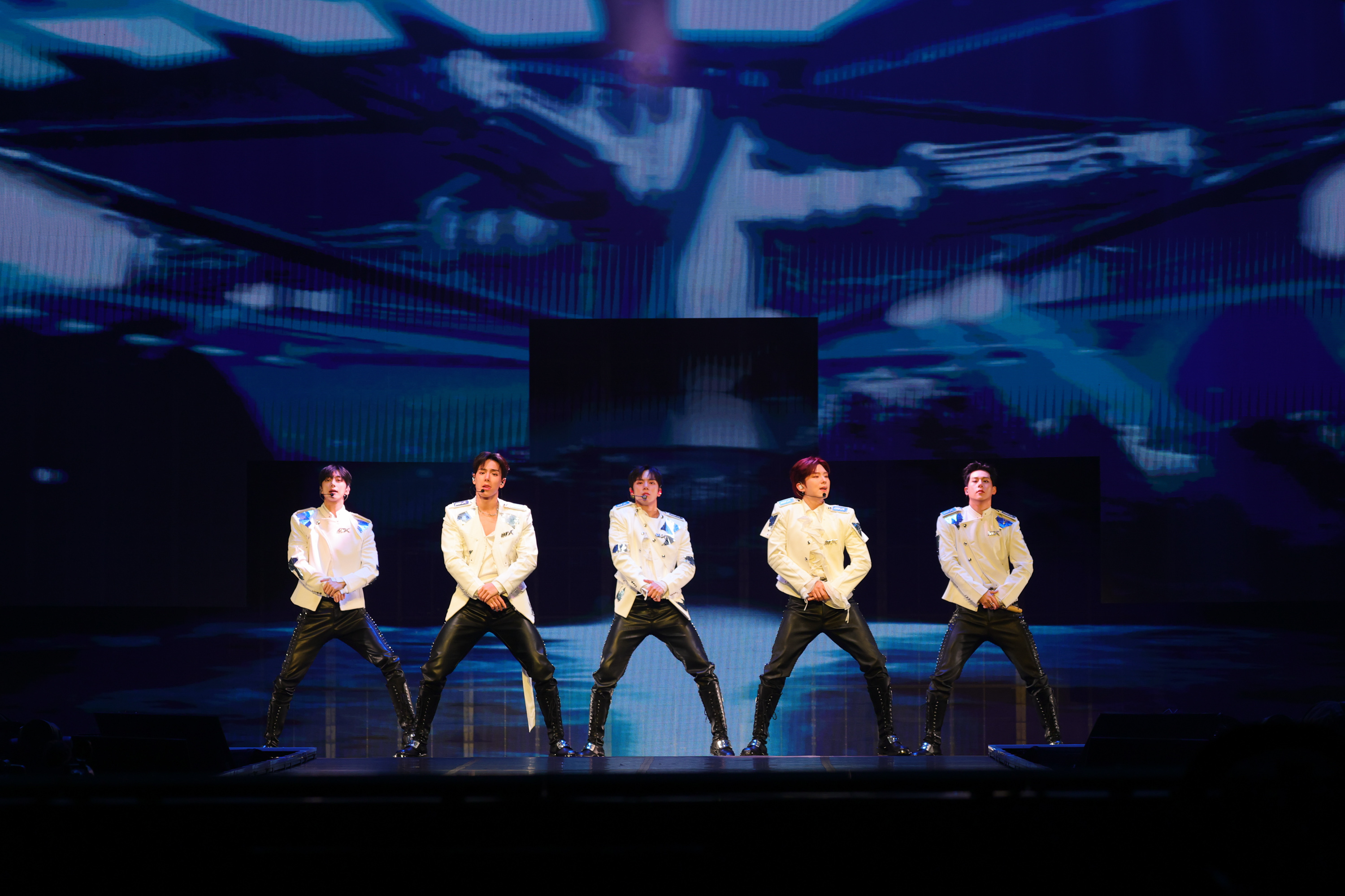 MONSTA X來台開唱先鞠躬道歉！Shownu性感頂胯問：要吃羊肉串嗎