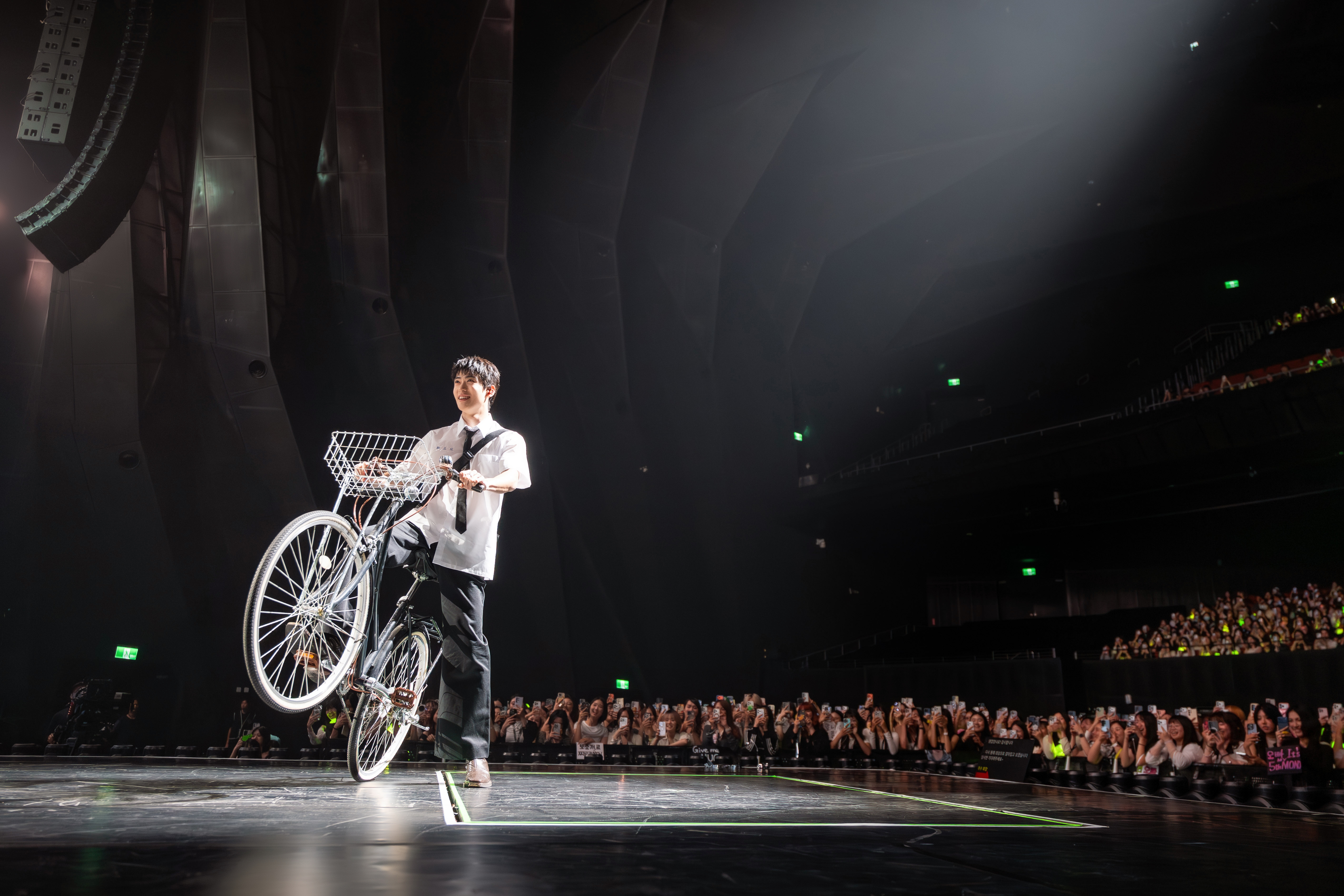 NCT在玹穿制服騎腳踏車登台 亞巡最...