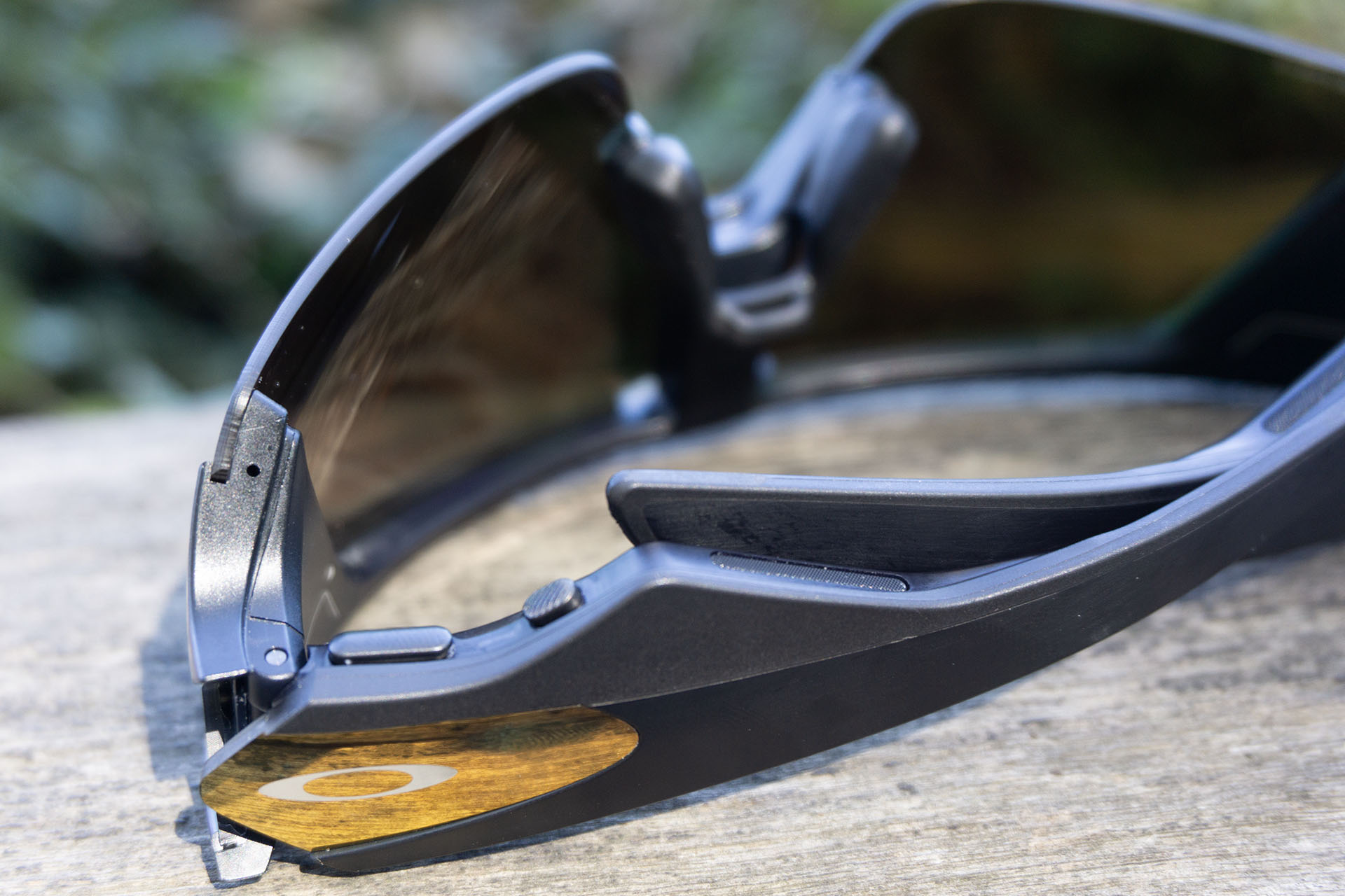 The capture button (left) and the action button (right) are both on the underside of the frames rather than on top.