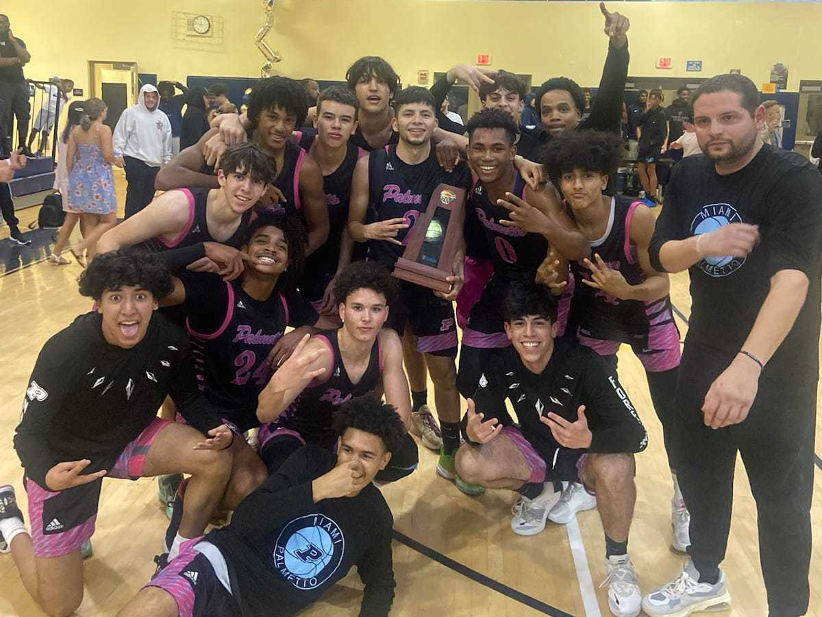 Miami Palmetto poses for a photo moments after the team beat Columbus High for the 2023 district title. (Photo credit: Alex Ordoqui)