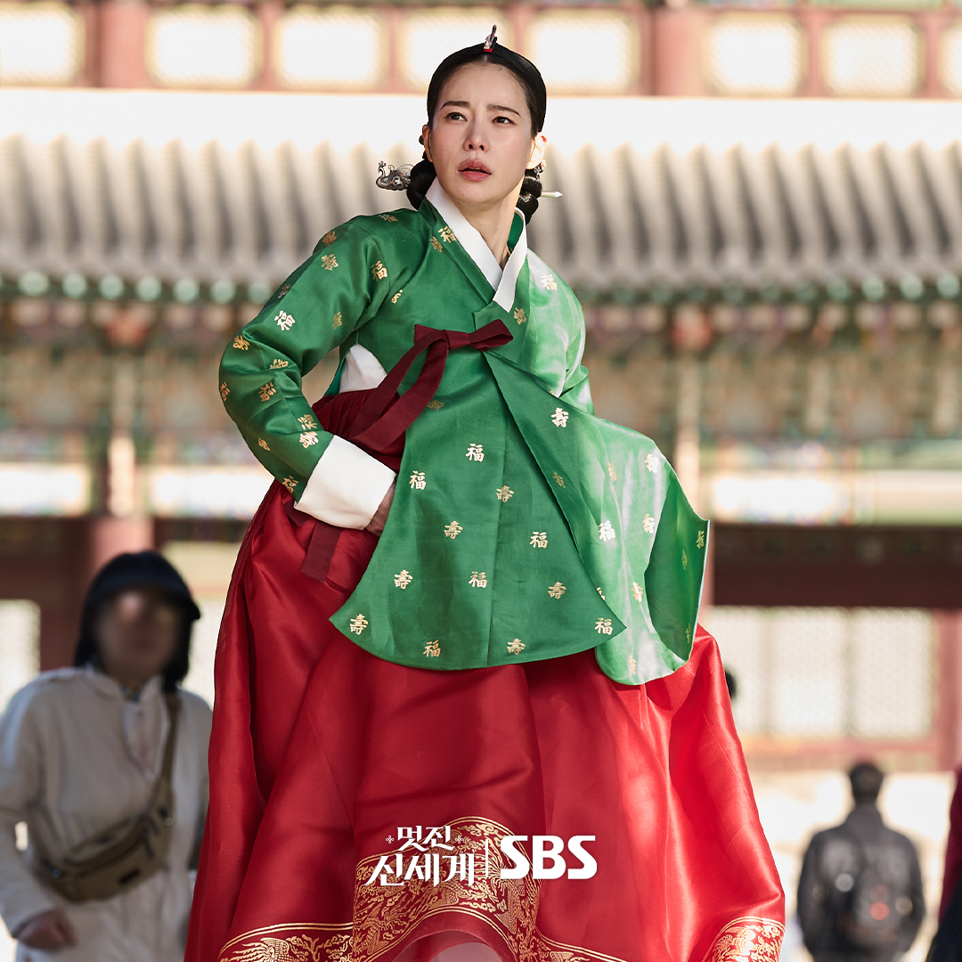 Netflix《我的王室死對頭》超猛細節你有發現嗎？林智妍穿越到現代裙子變色有含義、布景裝置藝術對應劇名