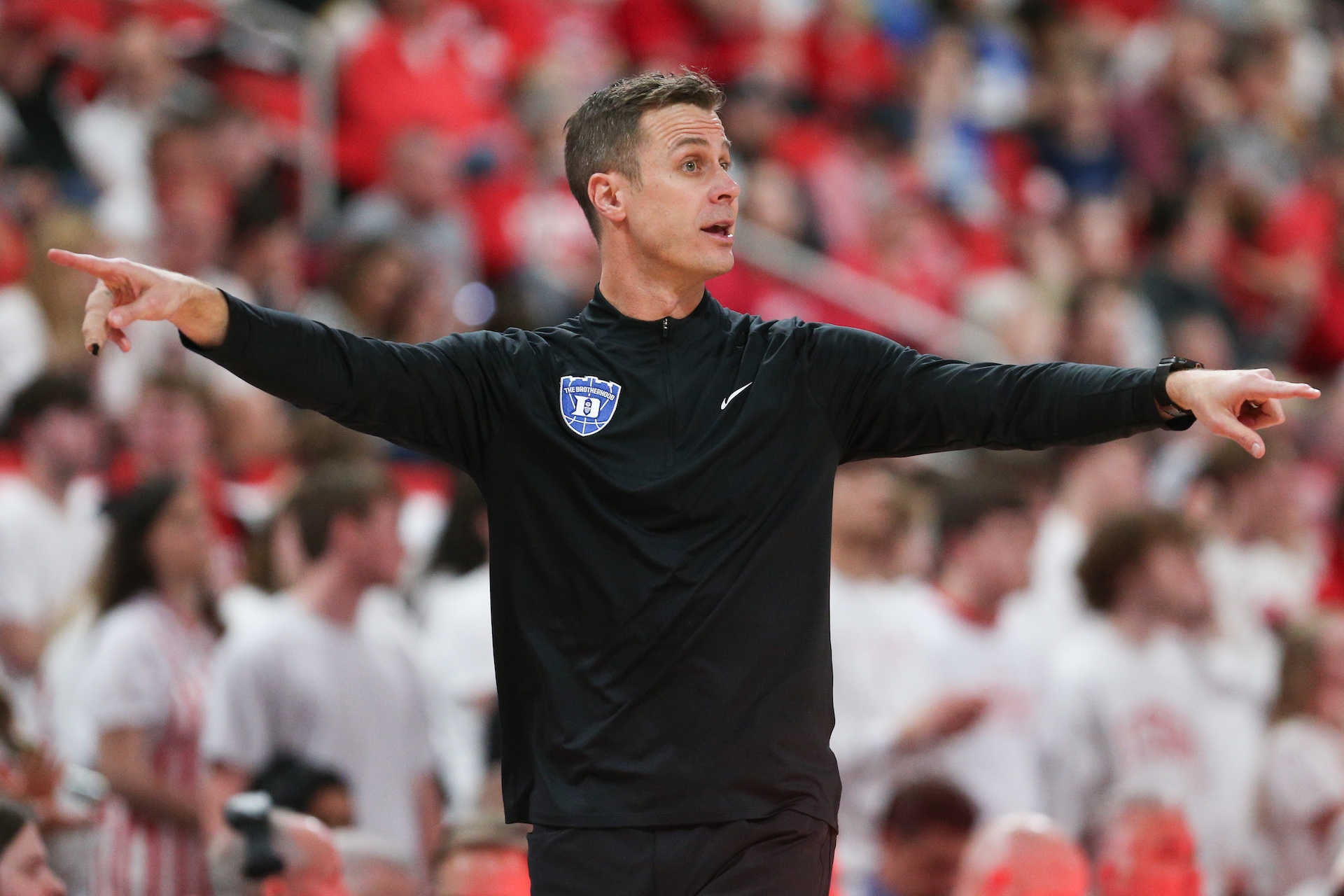 Scheyer signals to his team during Monday's record-tying win. (Nicholas Faulkner/Icon Sportswire via Getty Images)