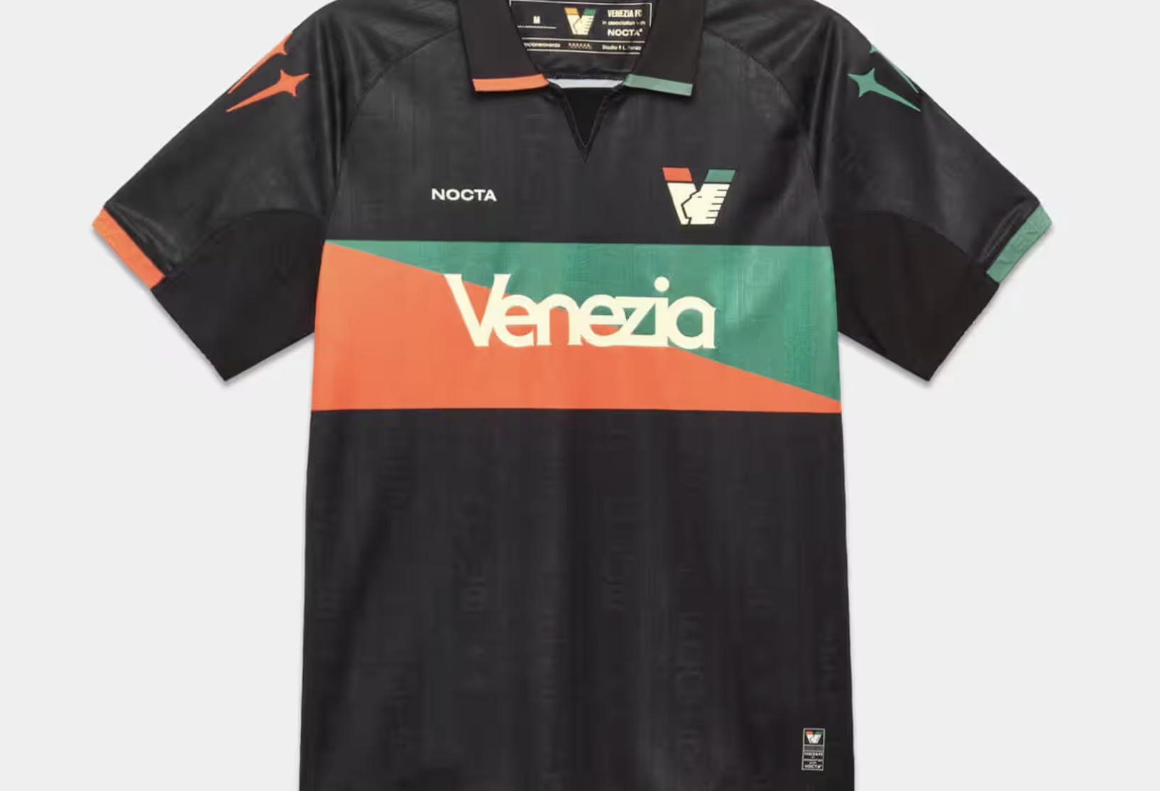 The flags waved by Venezia supporters has inspired their new home kit. Featuring the colors of orange, black and green, the Italian side have once again delivered a unique jersey, a yearly tradition.