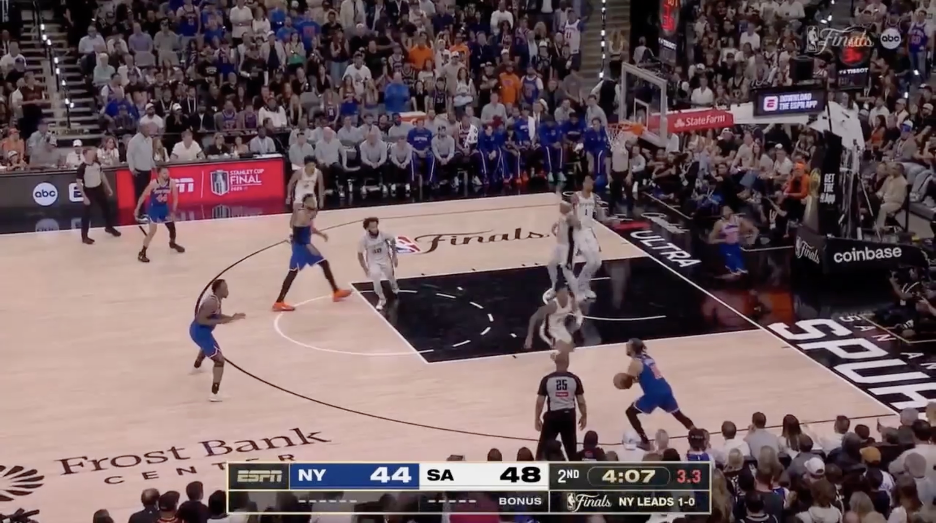 After the Knicks reverse the ball, Devin Vassell closes out on Jalen Brunson, who is already starting to pass. (Screenshot via NBA)