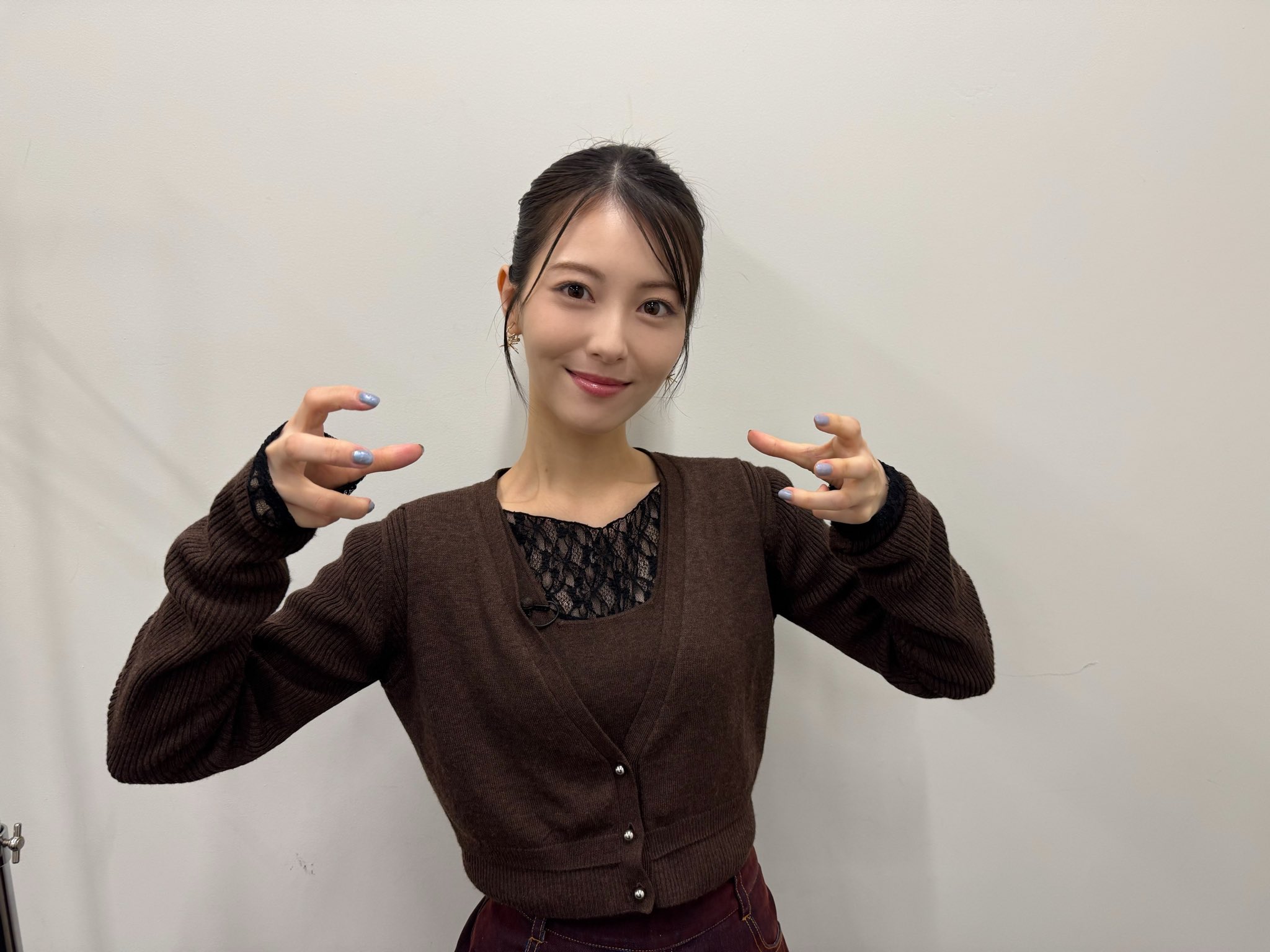 浜辺美波が笑顔で両手を前に向けるポートレート
