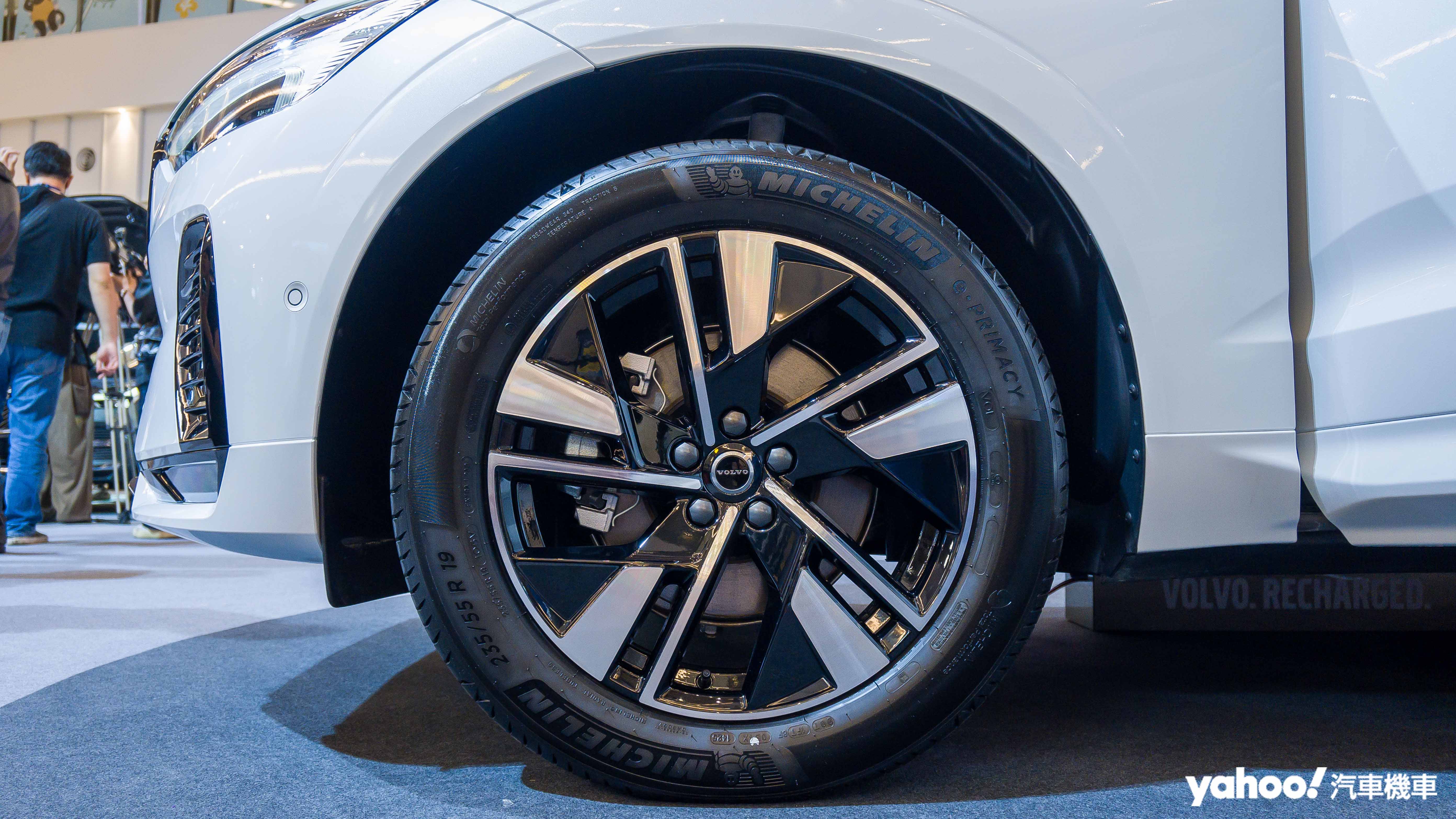 ▲ 全車系標配 19 吋五幅雙肋黑鑽石切割輪圈，與充滿張力的輪拱設計相輔相成。（圖／Nick Lin）