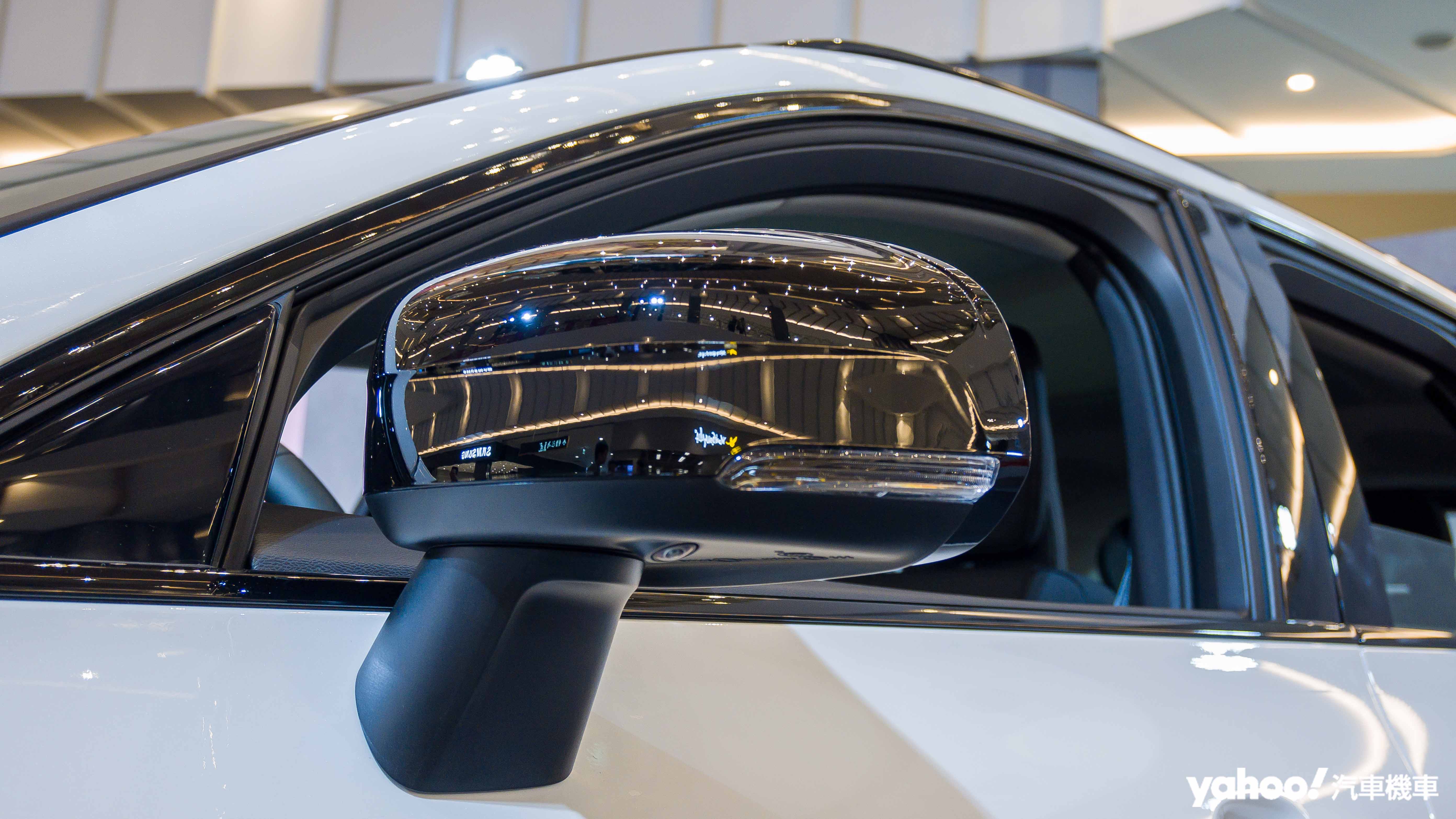 ▲ B5 Plus 車型專屬的亮黑套件，展現在側窗飾條、車頂架、後視鏡與後保桿下飾板等細節處。（圖／Nick Lin）