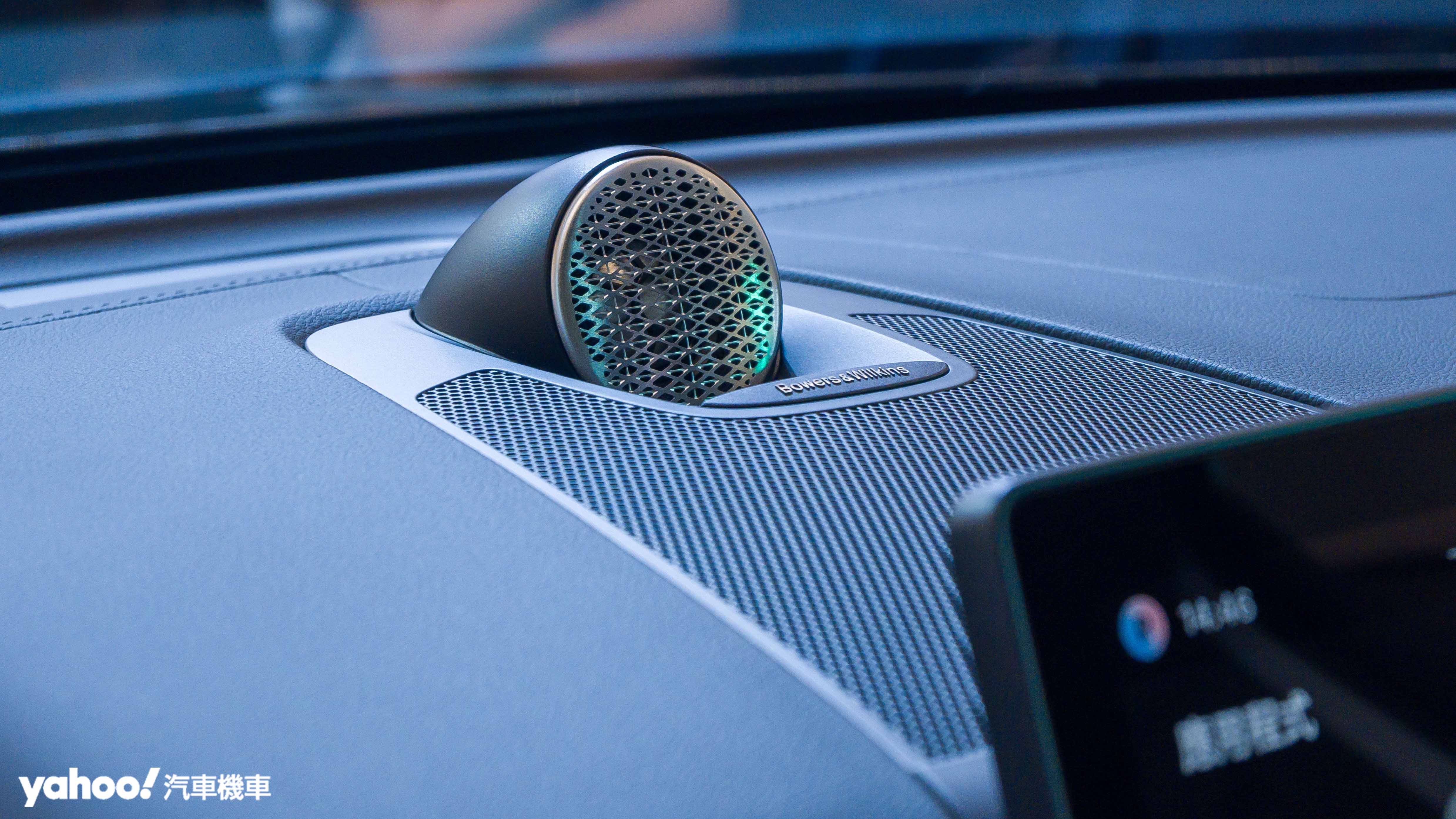 ▲ B5 車型標配 Harman Kardon® 多媒體音響系統，T8 版本則升級量車打造的 Bowers & Wilkins 音響系統。（圖／Nick Lin）