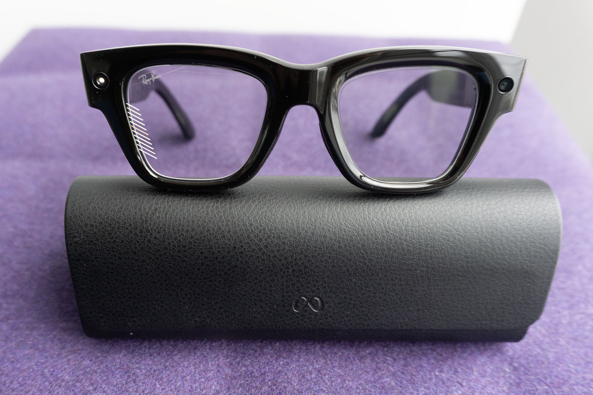 The display is in the right lens.